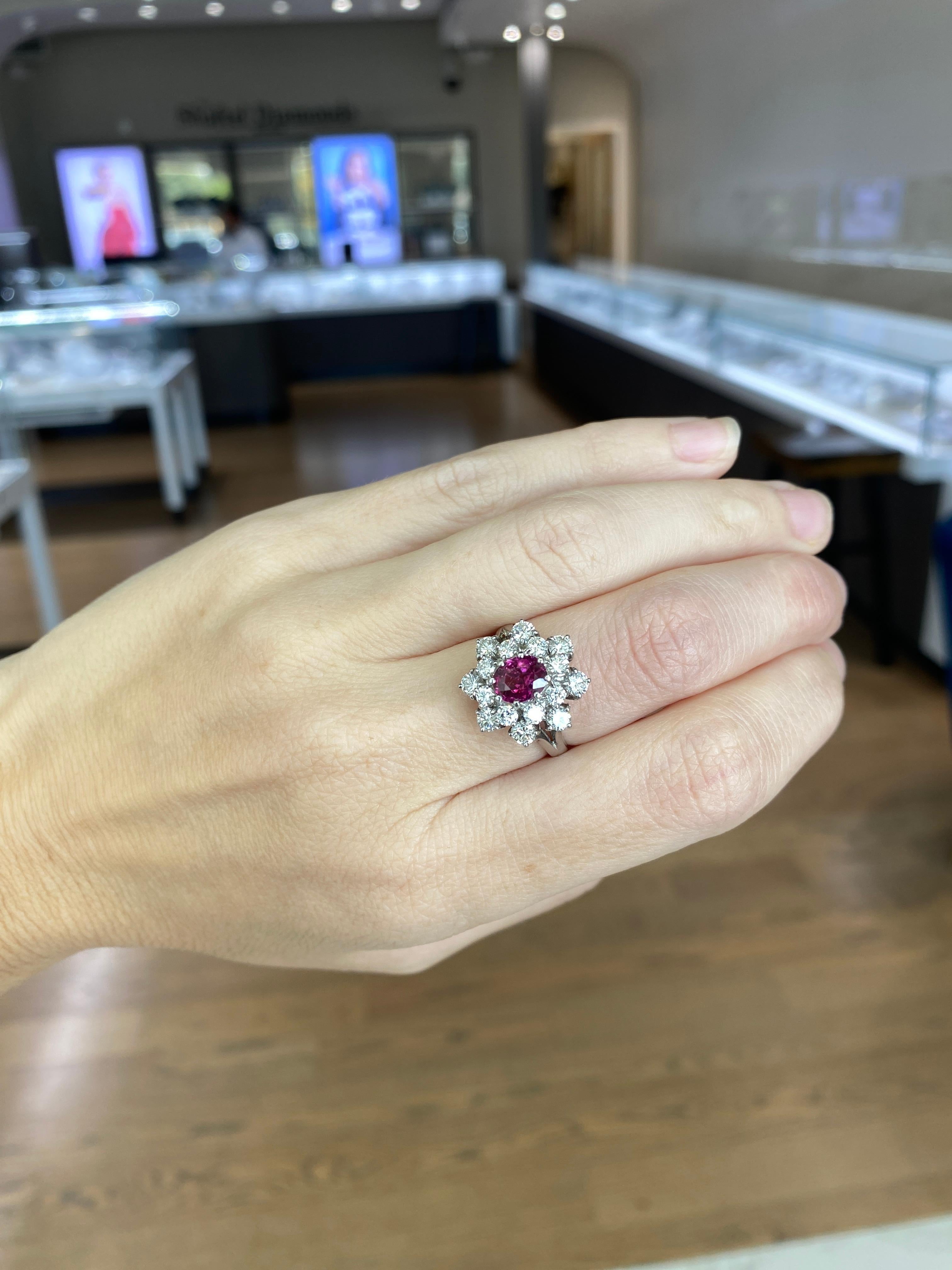 Rubis de 0,85 carat de taille ovale entouré de 2,50 carats de diamants, or blanc 18 carats en vente 11