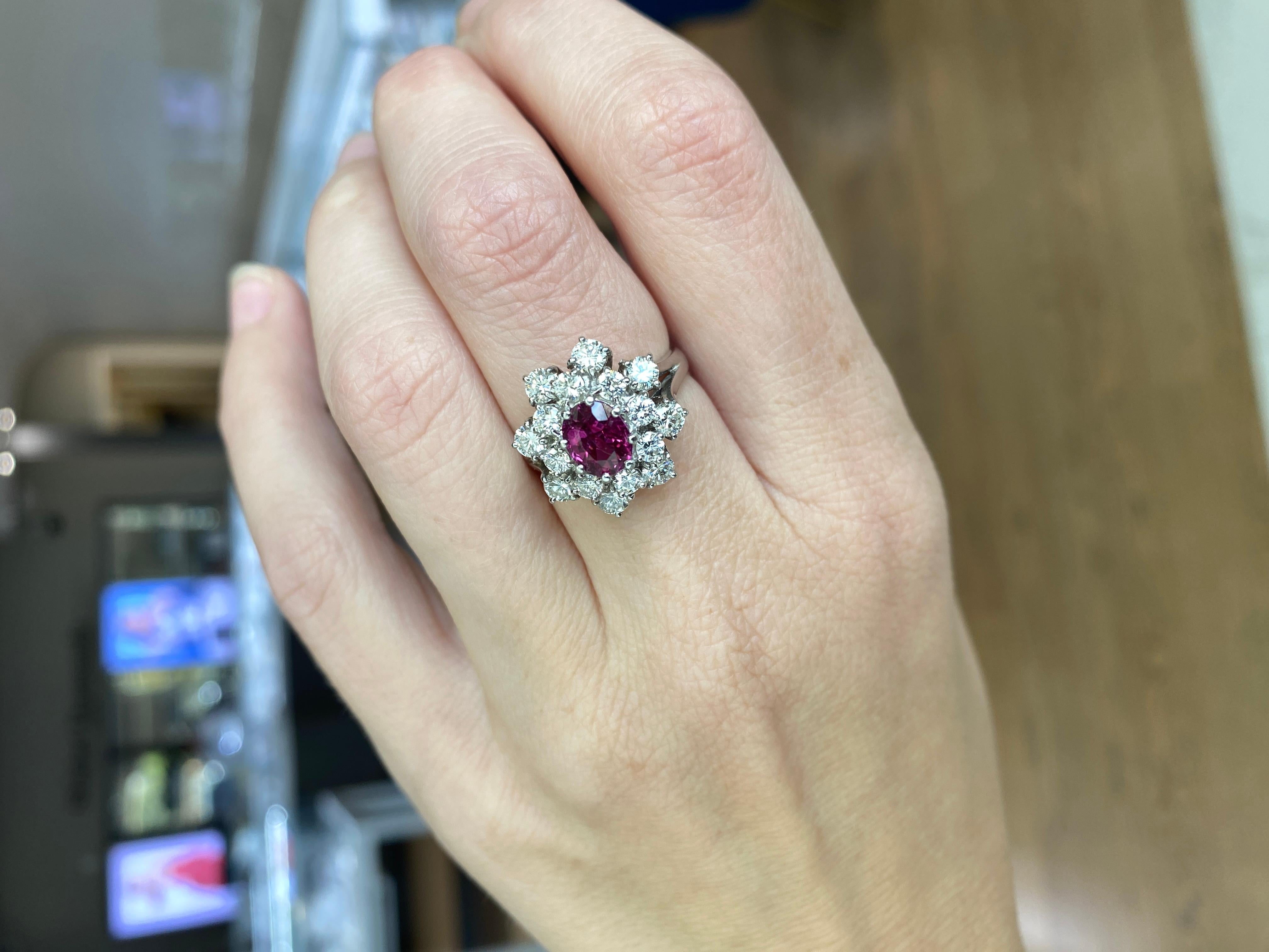 0,85 Karat Rubin im Ovalschliff, umgeben von 2,50 Karat Diamanten, 18 Karat Weißgold im Angebot 12