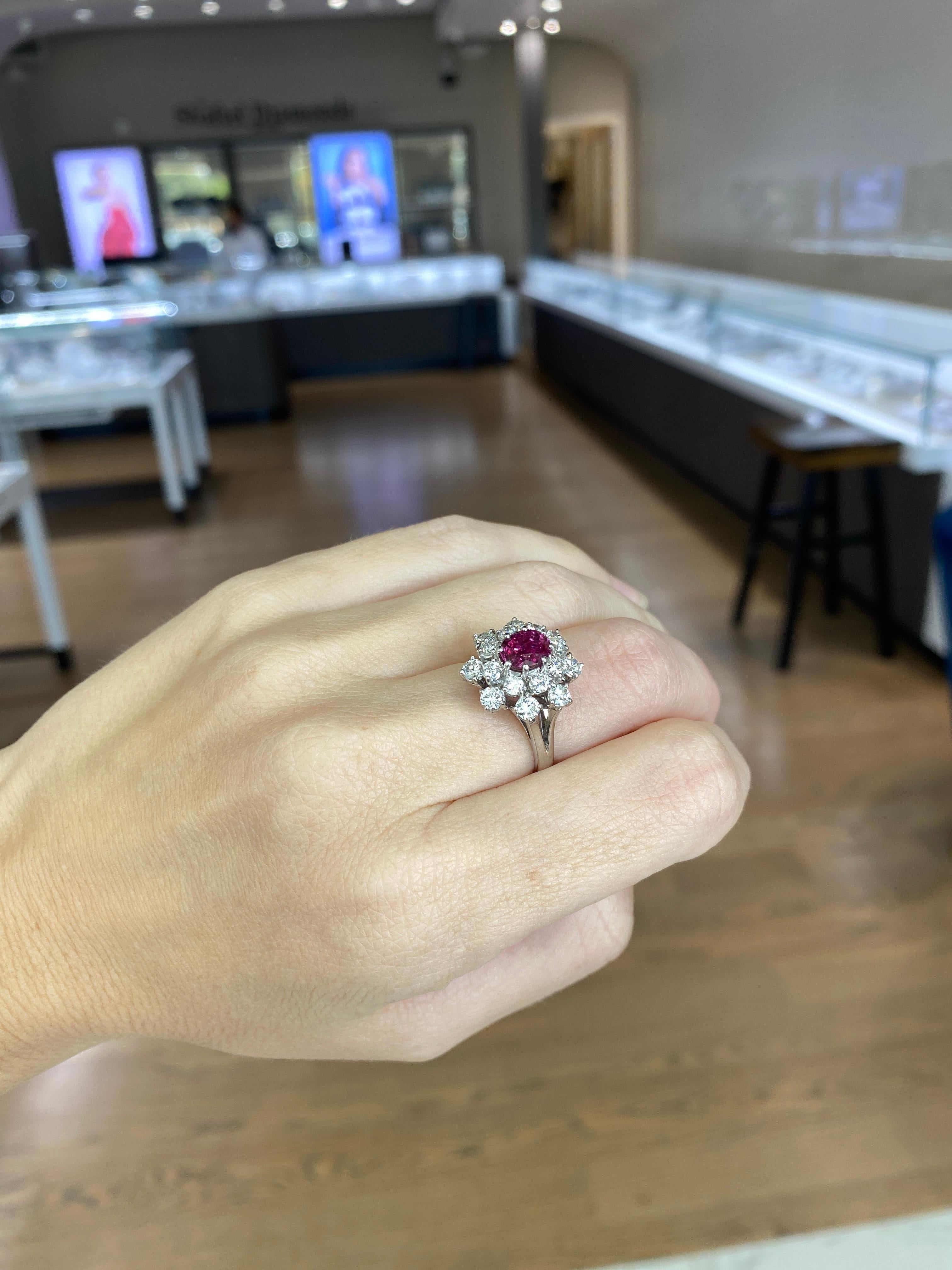 Rubis de 0,85 carat de taille ovale entouré de 2,50 carats de diamants, or blanc 18 carats en vente 12