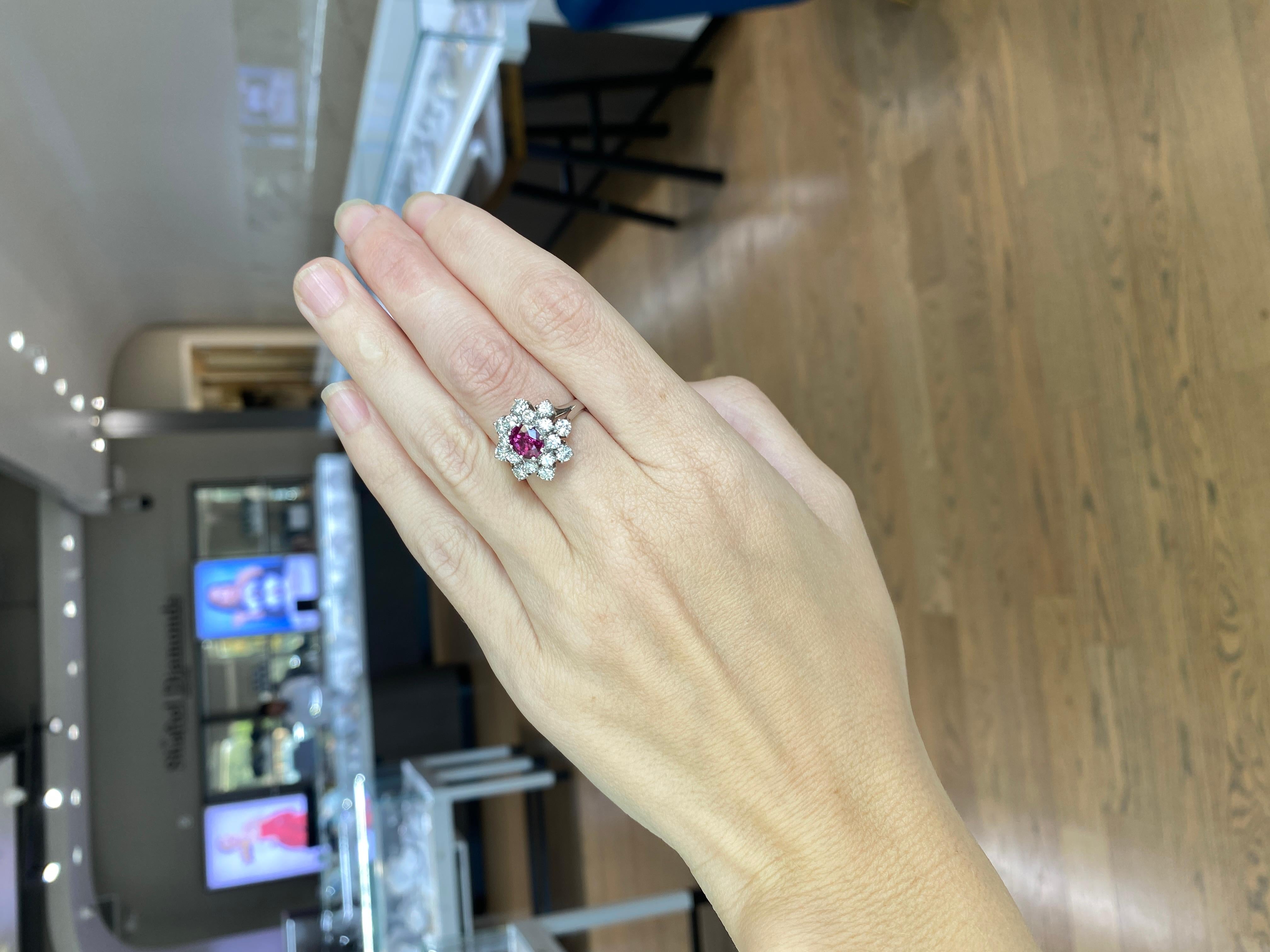 0,85 Karat Rubin im Ovalschliff, umgeben von 2,50 Karat Diamanten, 18 Karat Weißgold im Angebot 13