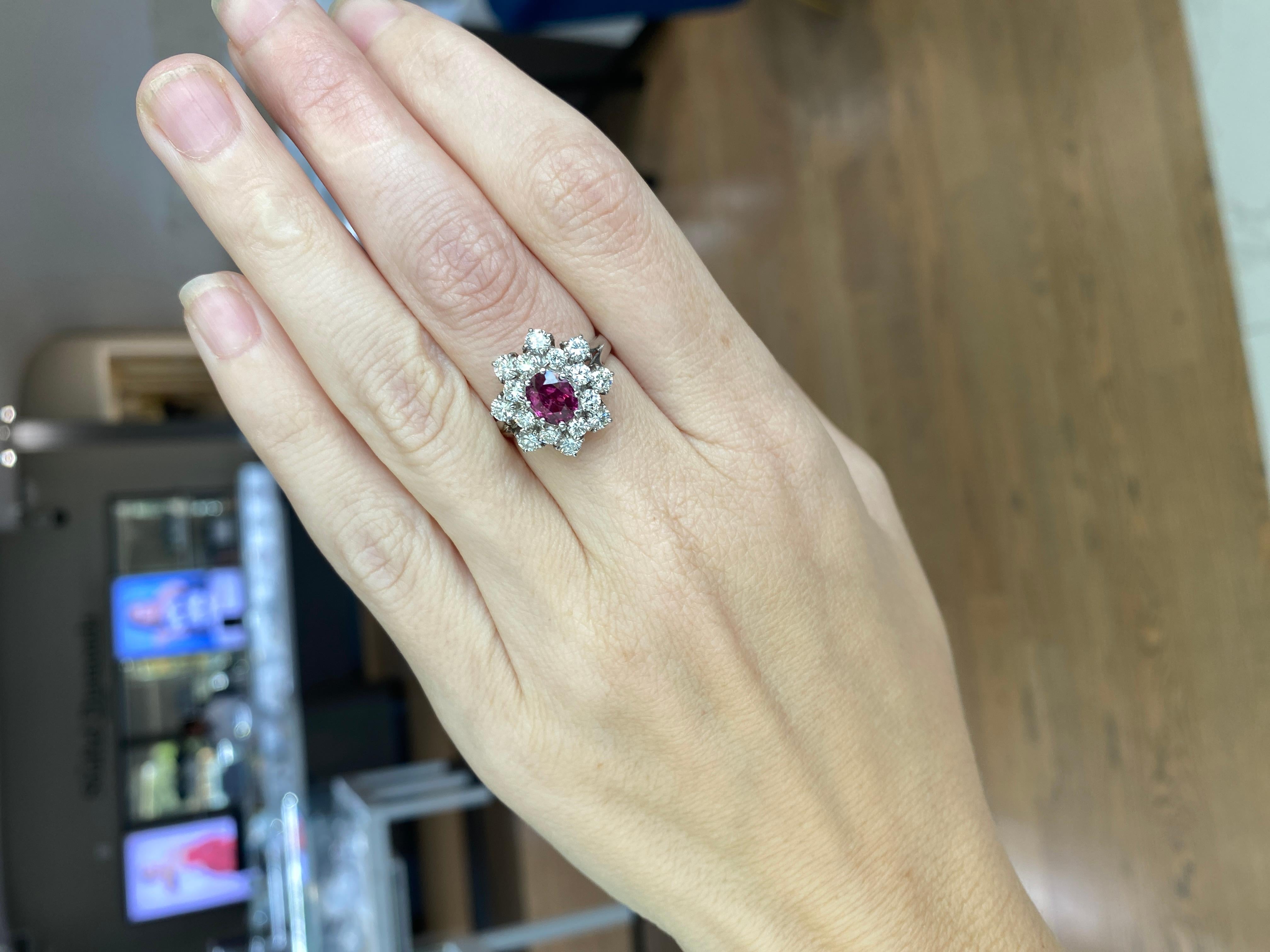 0,85 Karat Rubin im Ovalschliff, umgeben von 2,50 Karat Diamanten, 18 Karat Weißgold im Angebot 14