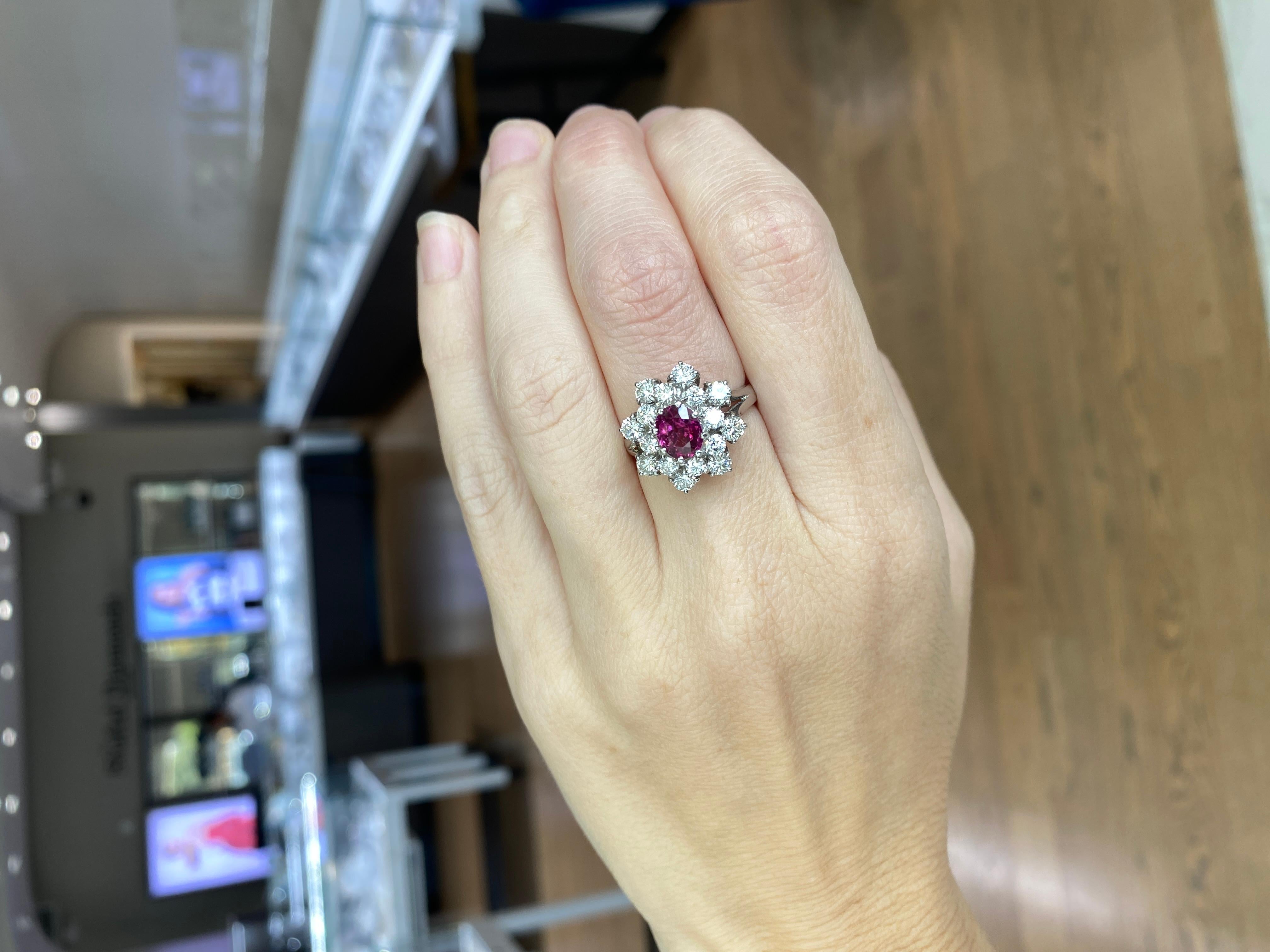 0,85 Karat Rubin im Ovalschliff, umgeben von 2,50 Karat Diamanten, 18 Karat Weißgold im Angebot 15