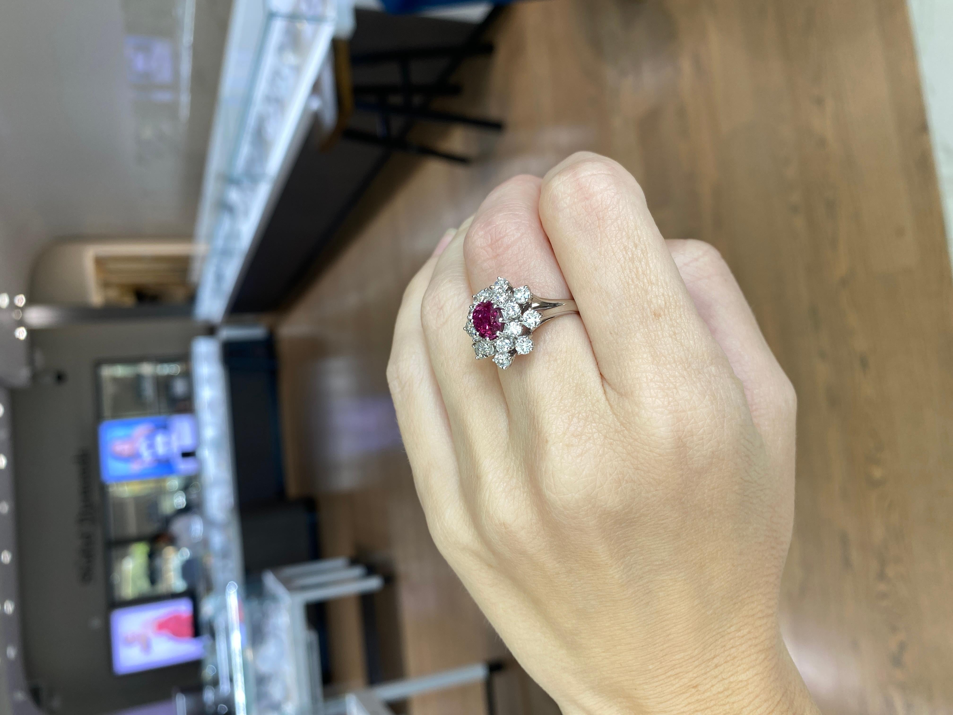 0,85 Karat Rubin im Ovalschliff, umgeben von 2,50 Karat Diamanten, 18 Karat Weißgold im Angebot 16