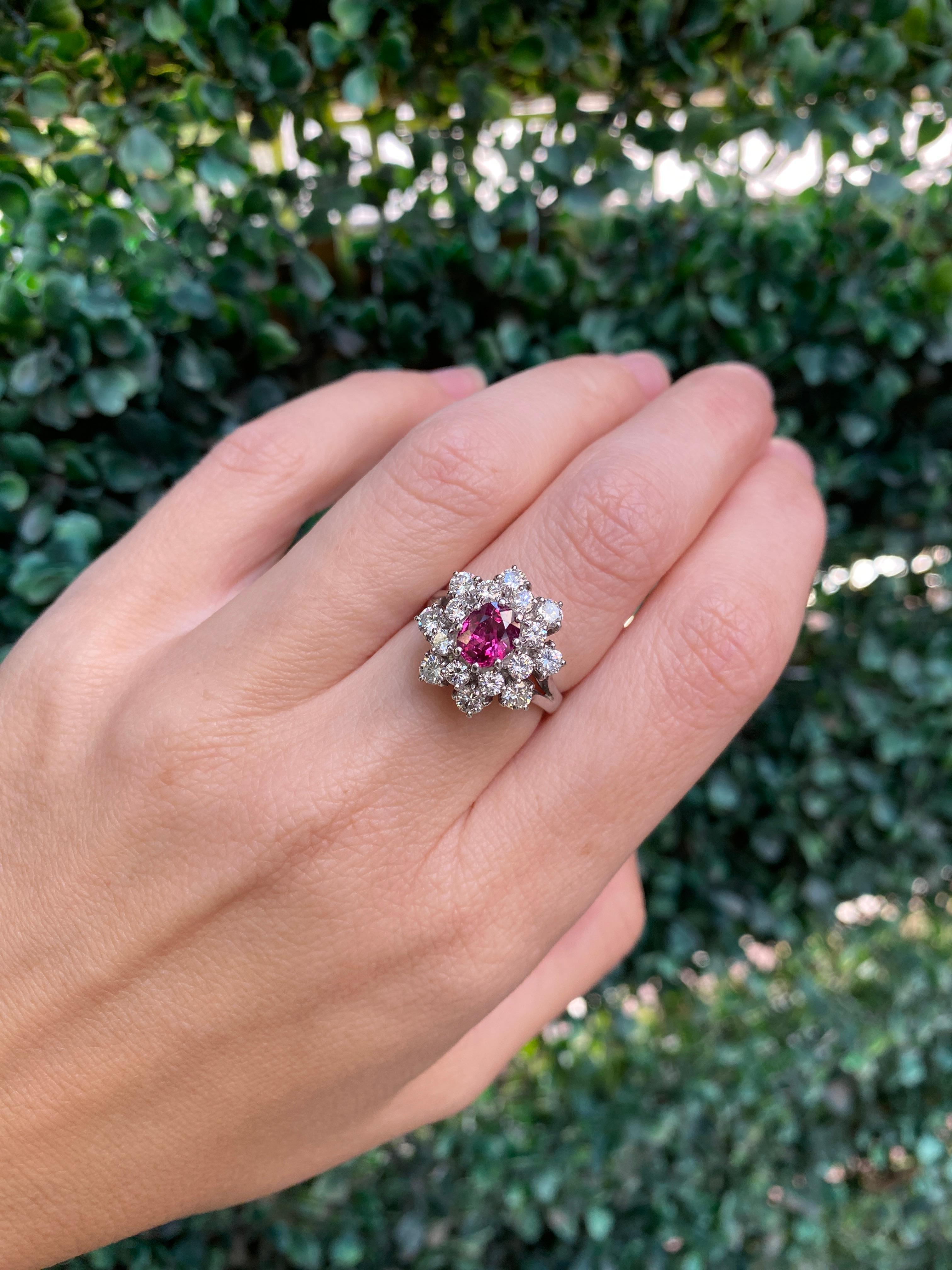 Rubis de 0,85 carat de taille ovale entouré de 2,50 carats de diamants, or blanc 18 carats Neuf - En vente à Houston, TX