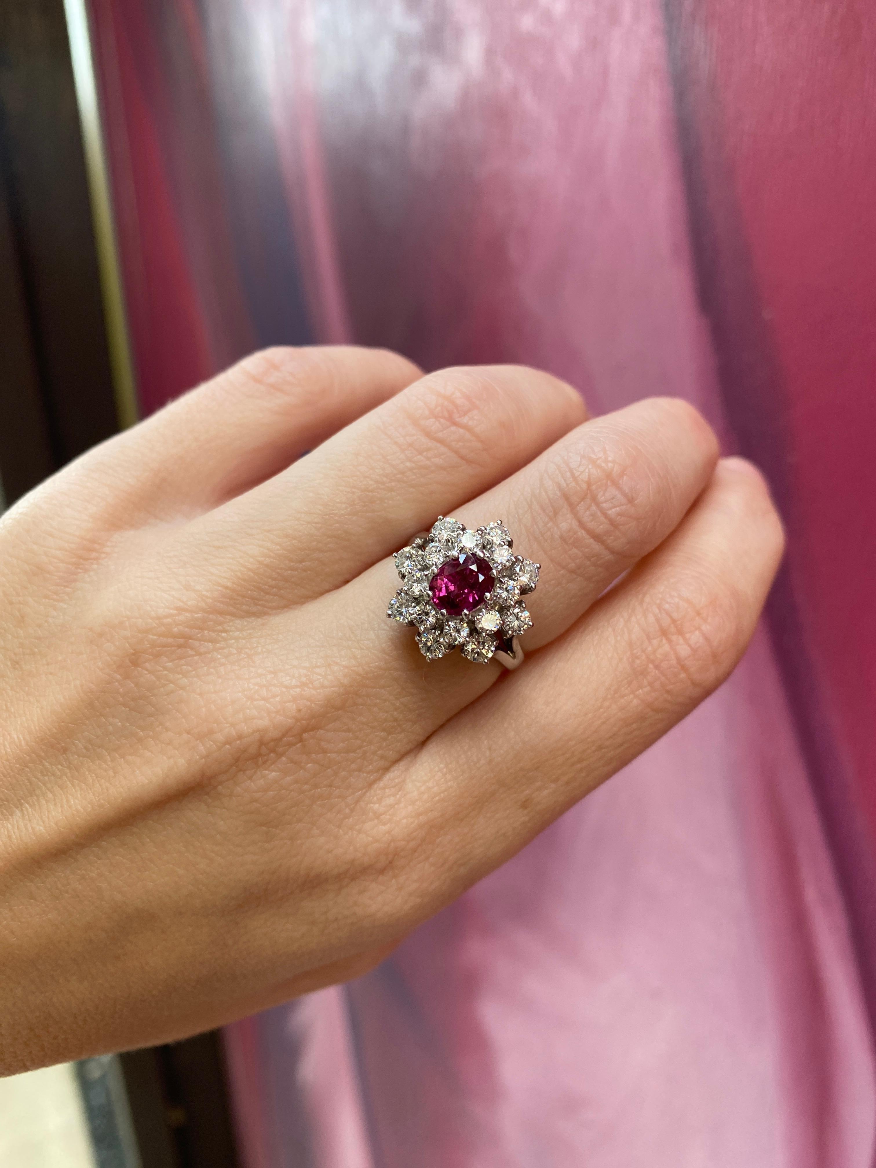 Rubis de 0,85 carat de taille ovale entouré de 2,50 carats de diamants, or blanc 18 carats Unisexe en vente