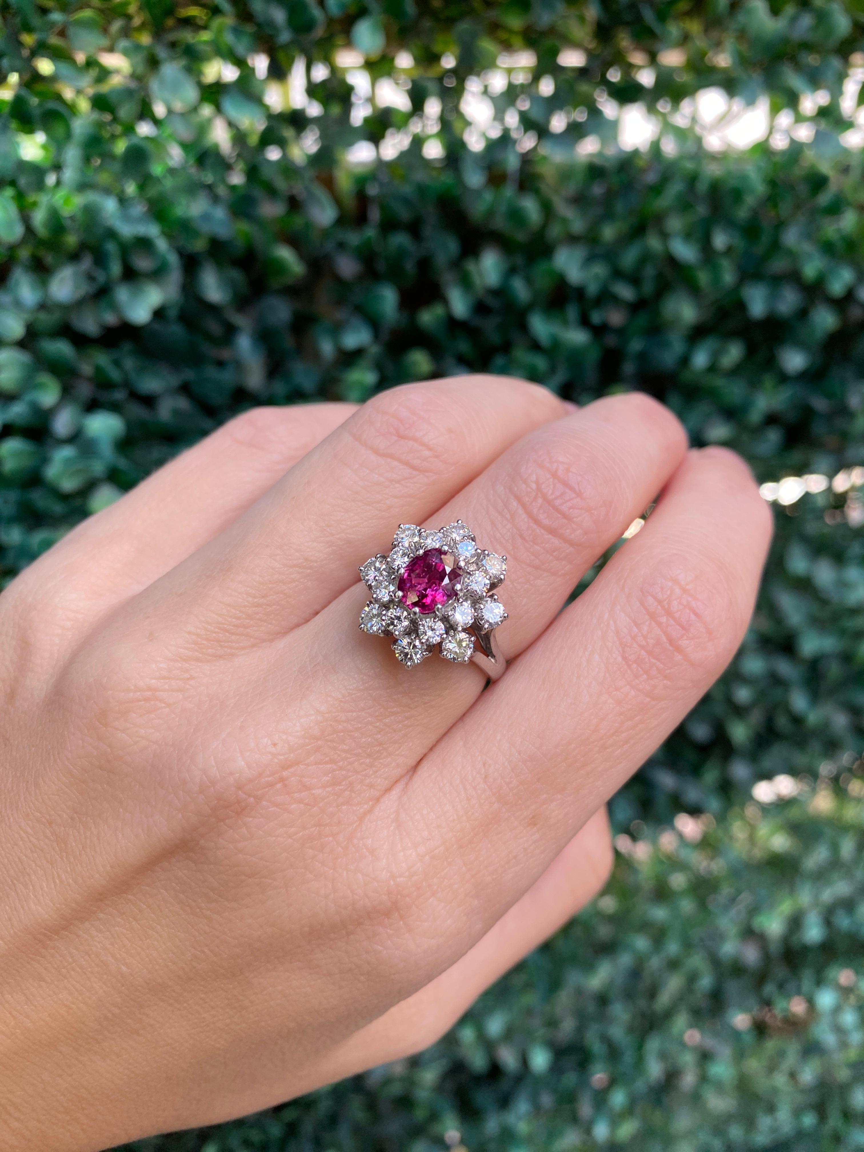 Rubis de 0,85 carat de taille ovale entouré de 2,50 carats de diamants, or blanc 18 carats en vente 1