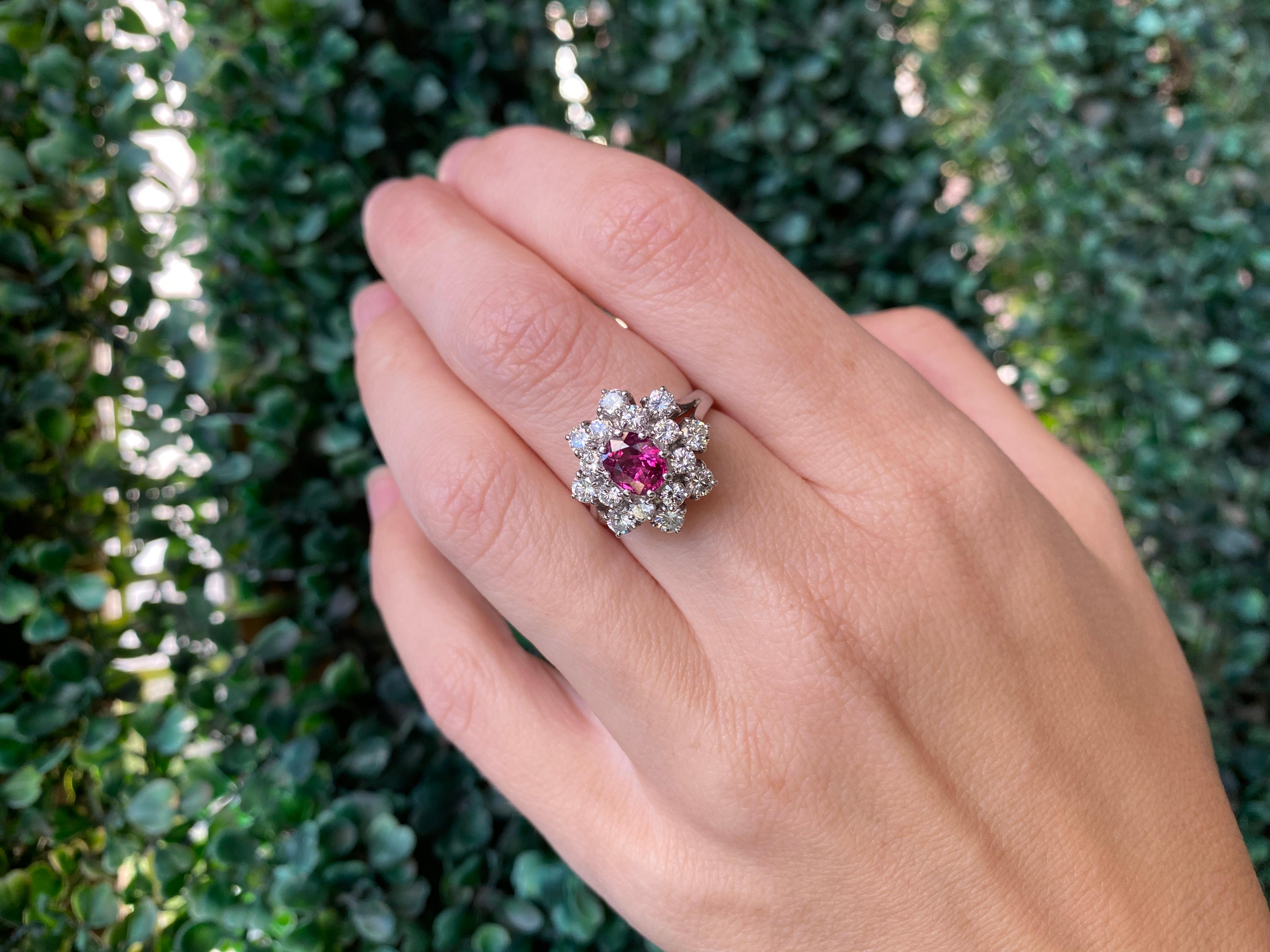 0,85 Karat Rubin im Ovalschliff, umgeben von 2,50 Karat Diamanten, 18 Karat Weißgold im Angebot 2