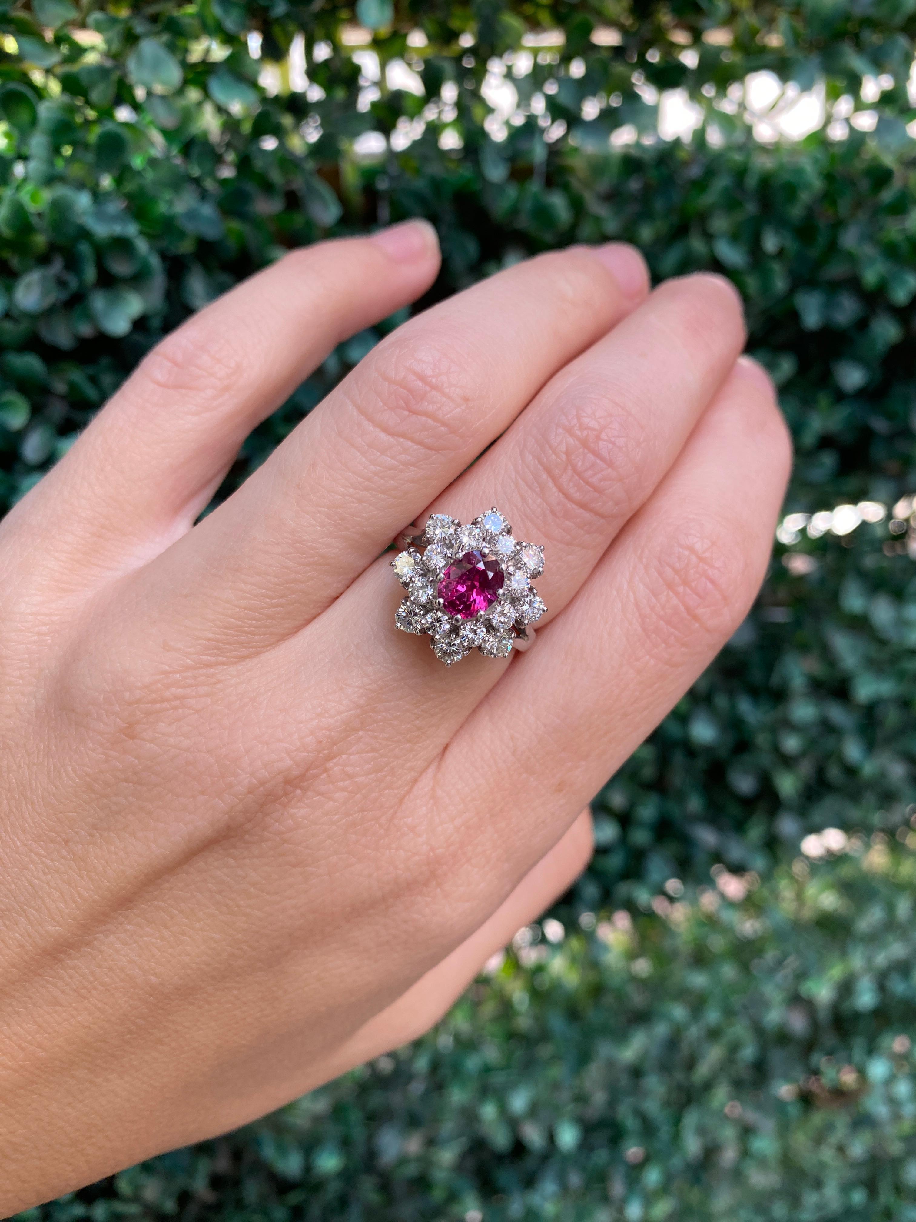 Rubis de 0,85 carat de taille ovale entouré de 2,50 carats de diamants, or blanc 18 carats en vente 2