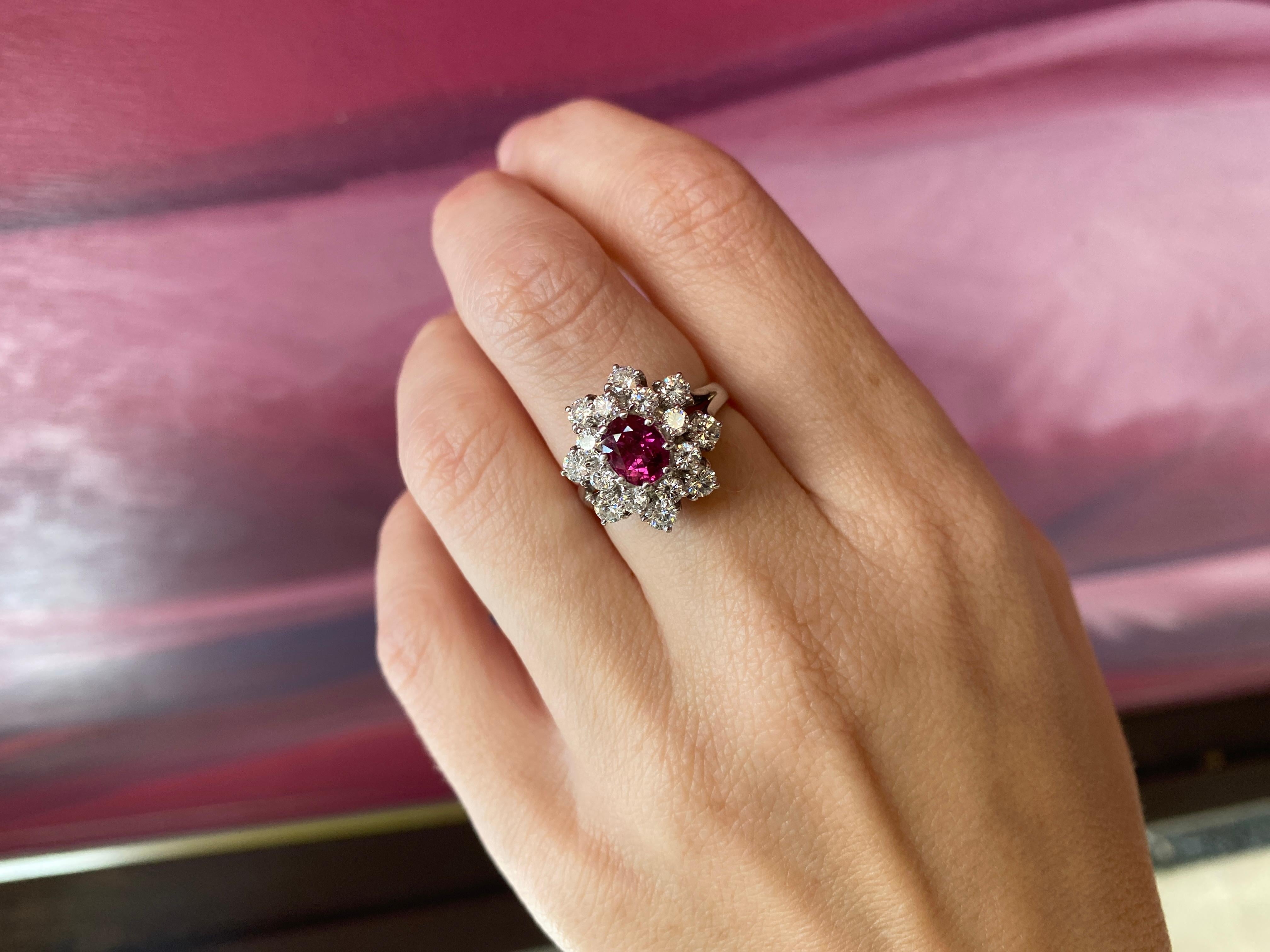 0,85 Karat Rubin im Ovalschliff, umgeben von 2,50 Karat Diamanten, 18 Karat Weißgold im Angebot 3