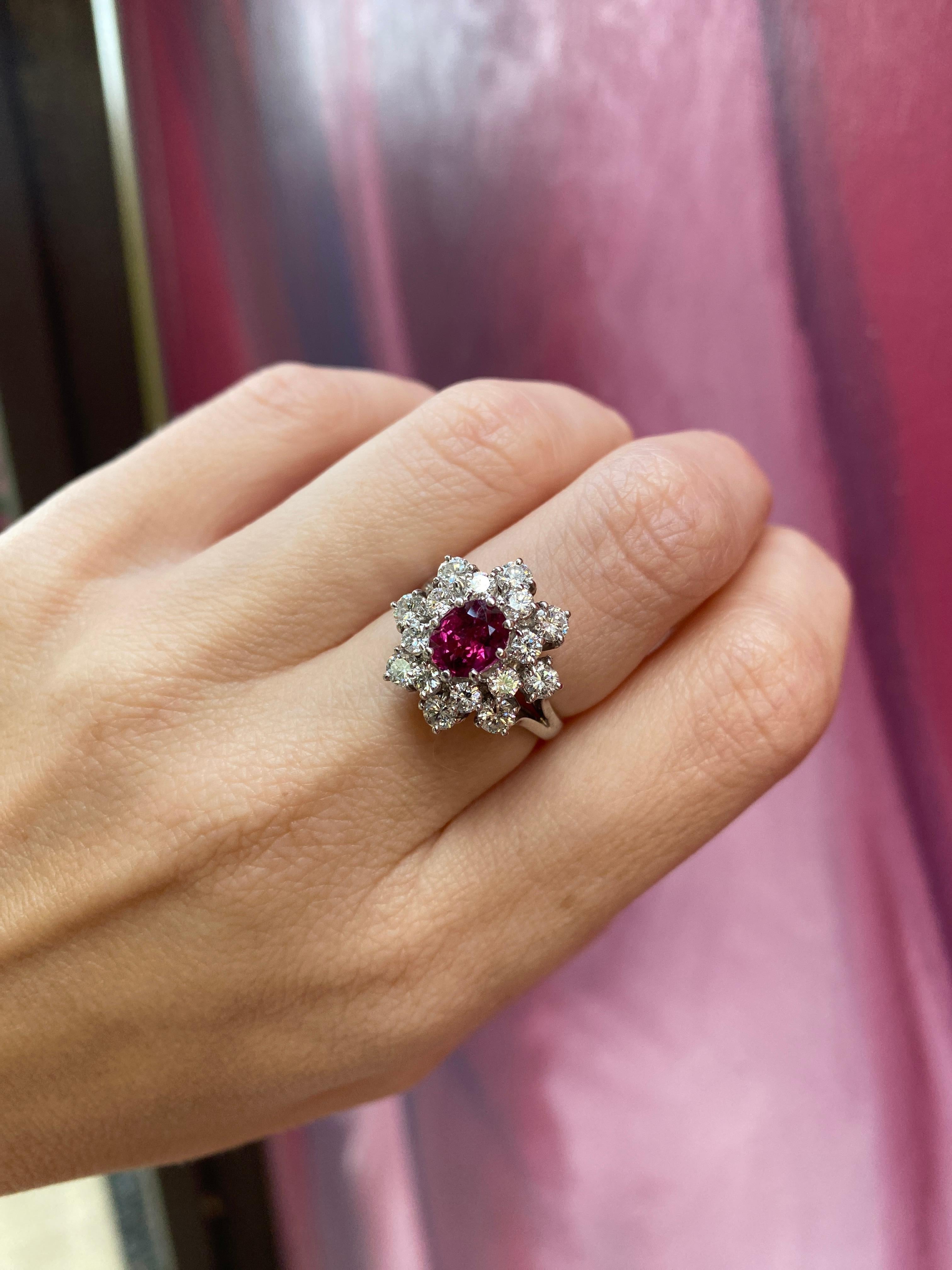 Rubis de 0,85 carat de taille ovale entouré de 2,50 carats de diamants, or blanc 18 carats en vente 3