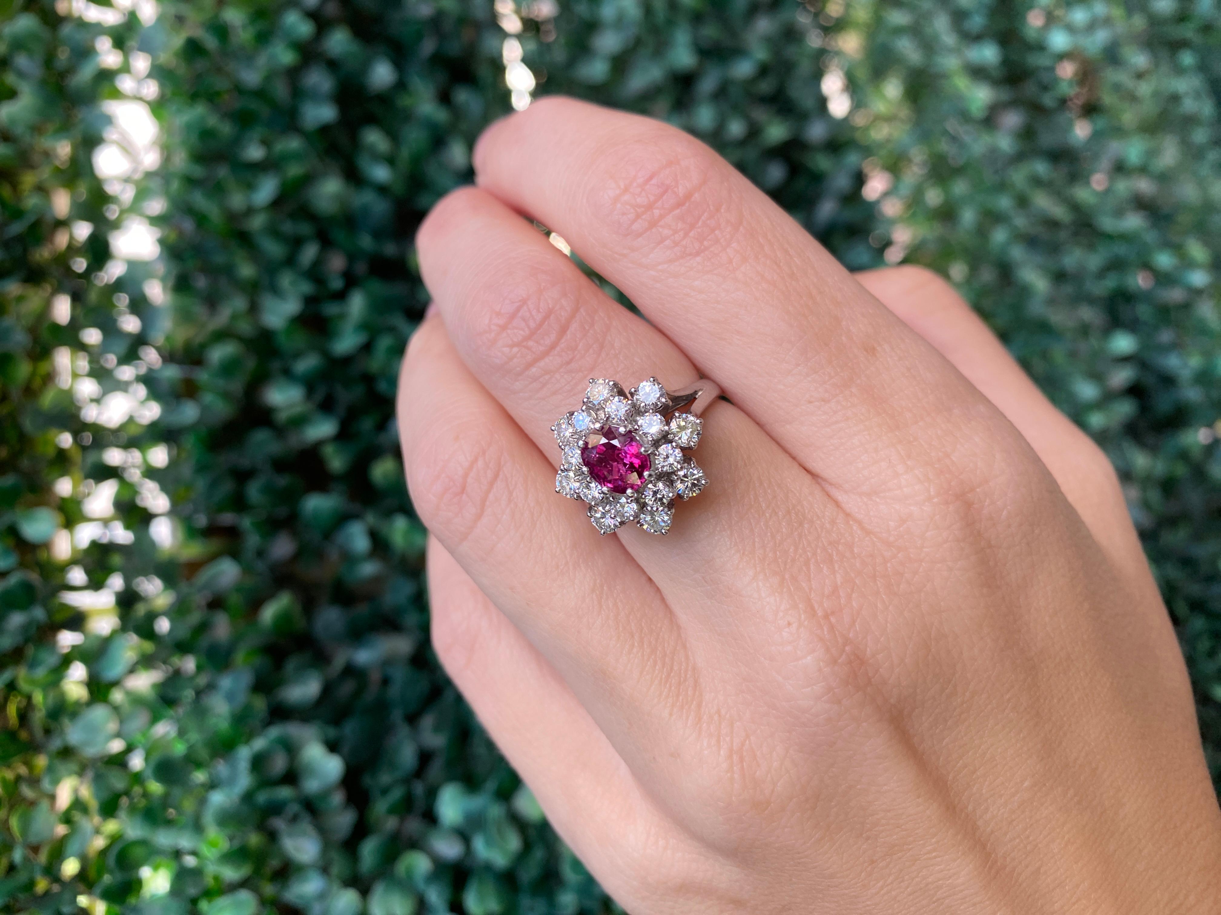 0,85 Karat Rubin im Ovalschliff, umgeben von 2,50 Karat Diamanten, 18 Karat Weißgold im Angebot 4