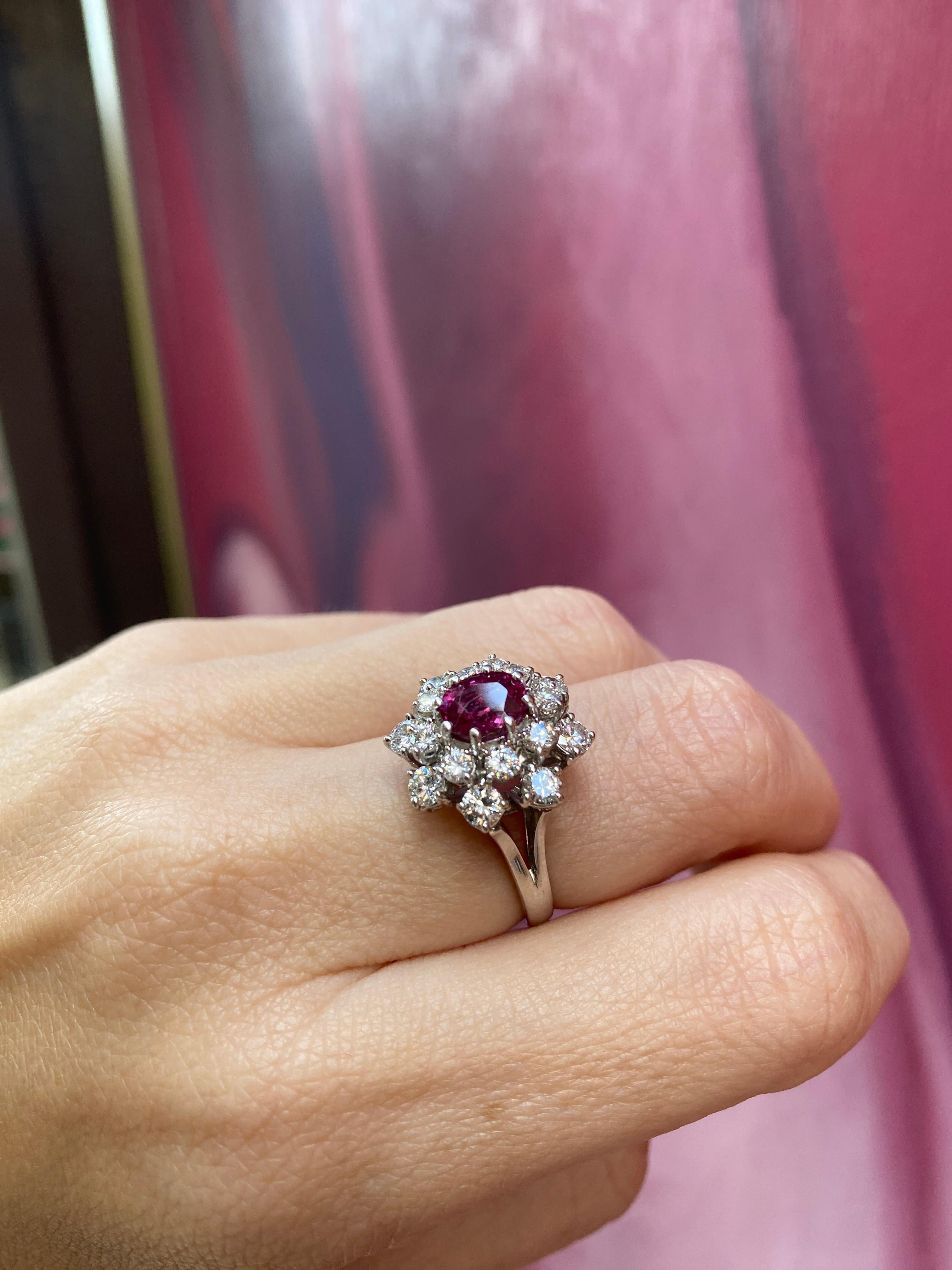 Rubis de 0,85 carat de taille ovale entouré de 2,50 carats de diamants, or blanc 18 carats en vente 4