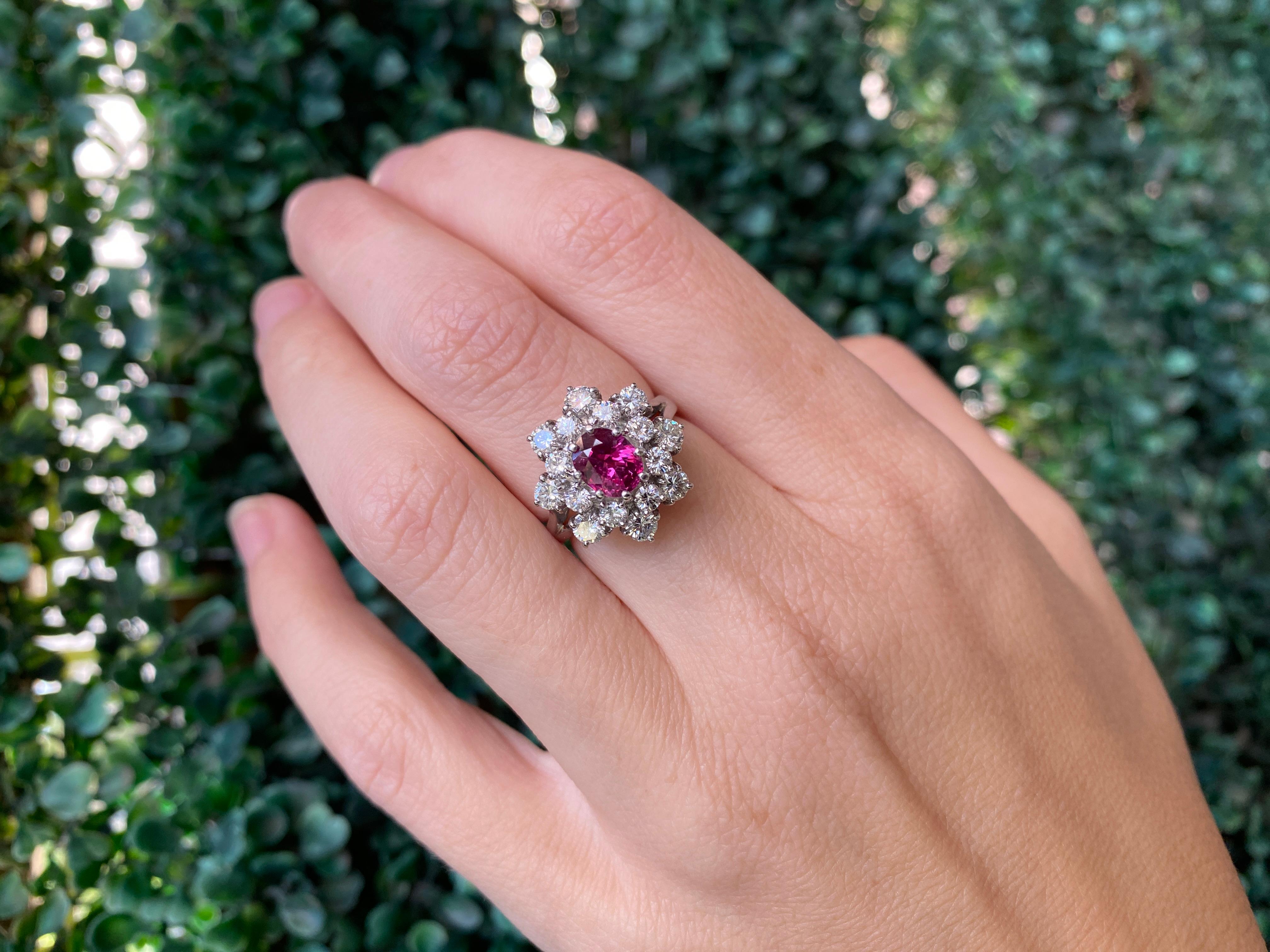 0,85 Karat Rubin im Ovalschliff, umgeben von 2,50 Karat Diamanten, 18 Karat Weißgold im Angebot 5