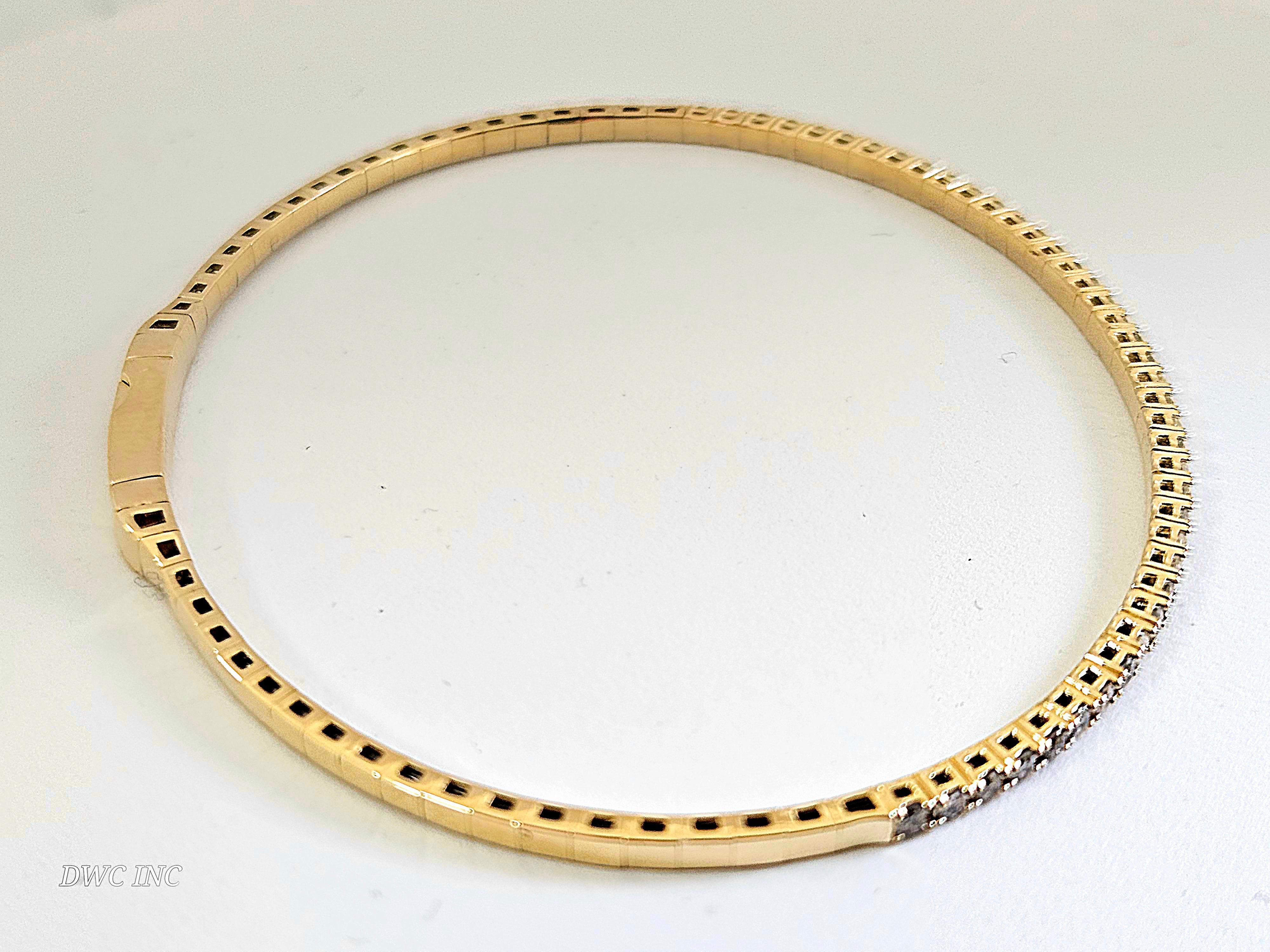 0.85 Carat Diamants naturels Mini Bangle bracelet coupe ronde-brillante  Or jaune 14k. 
7 pouces. 41pcs Moyenne H-,I  1,9 mm de large. Très brillant 5.77 grammes.

*Expédition gratuite à l'intérieur des États-Unis