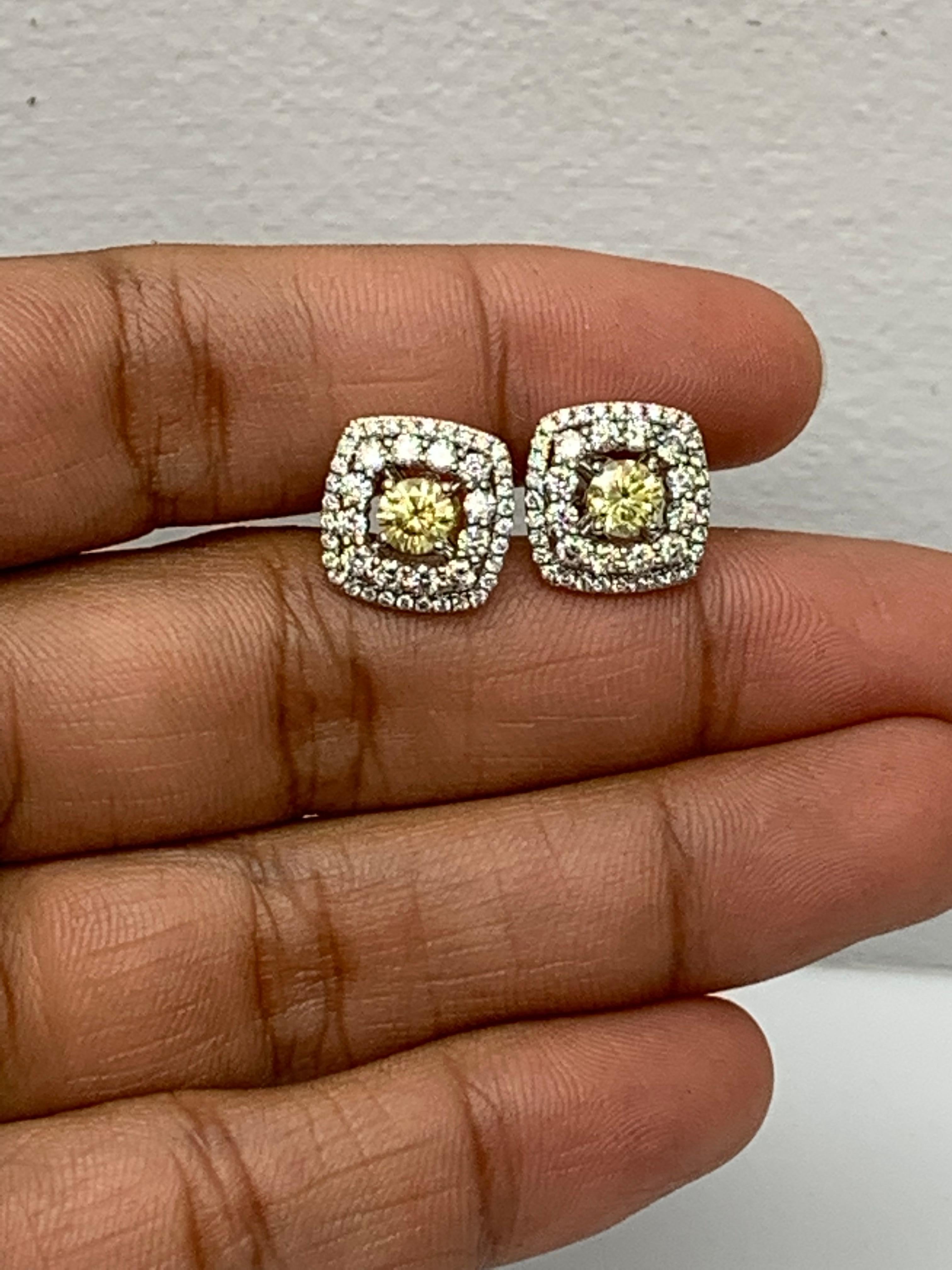 Ein schlichtes Paar Ohrstecker aus 18-karätigem Weißgold mit 0,85 Karat Diamanten im Brillantrundschliff und 2 fancy gelben Diamanten, umgeben von einer Doppelreihe mit 88 runden Brillanten von 1,12 Karat.