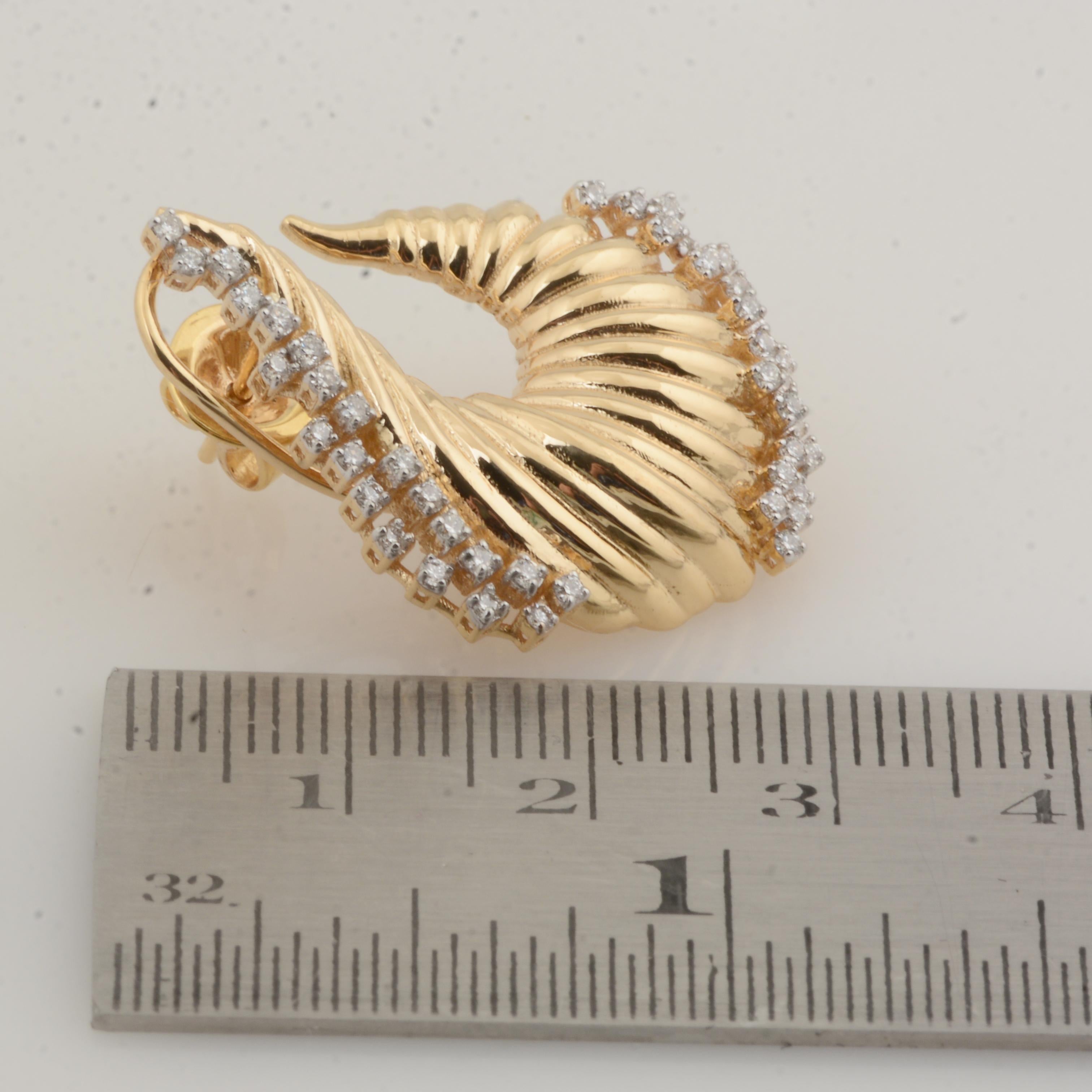 Round Cut 0.85 Carat SI Clarity HI Color Diamond Designer Stud Earrings 18k Yellow Gold For Sale