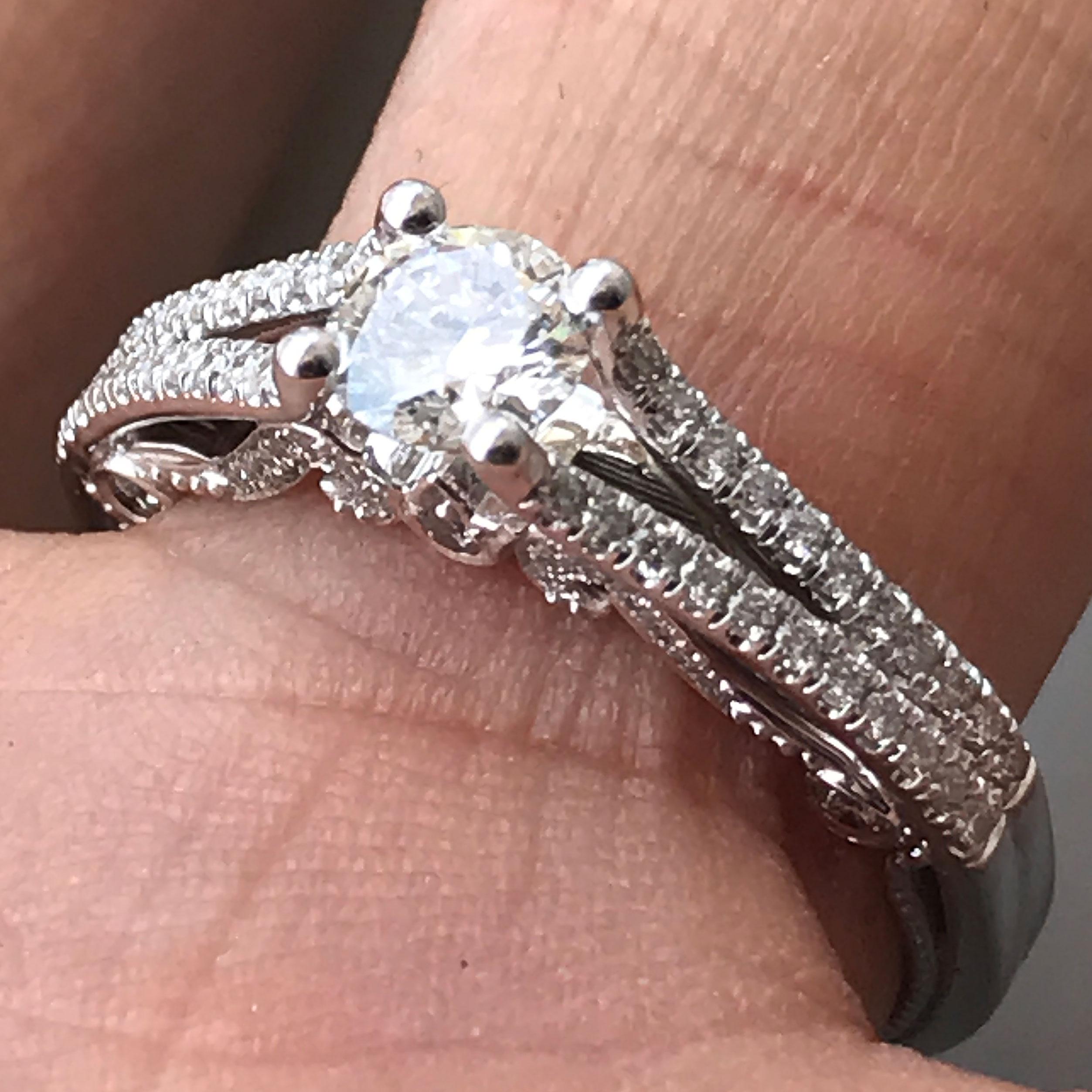 AS023-0200003

Der Ring wird auf Bestellung angefertigt und kann auch ohne den Mittelstein gekauft werden. Ich kann einen anderen Mittelstein liefern, der Ihrem Budget entspricht, wenn es höher oder niedriger ist. Die Bearbeitungszeit beträgt ca.