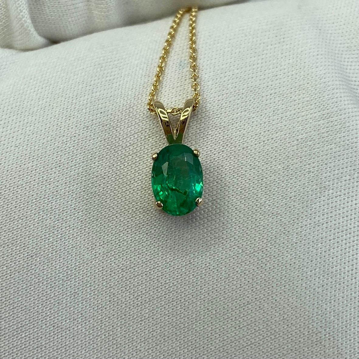 0.85 Carat Vivid Green Emerald Oval Cut Yellow Gold Solitaire Pendant Necklace In New Condition In Birmingham, GB