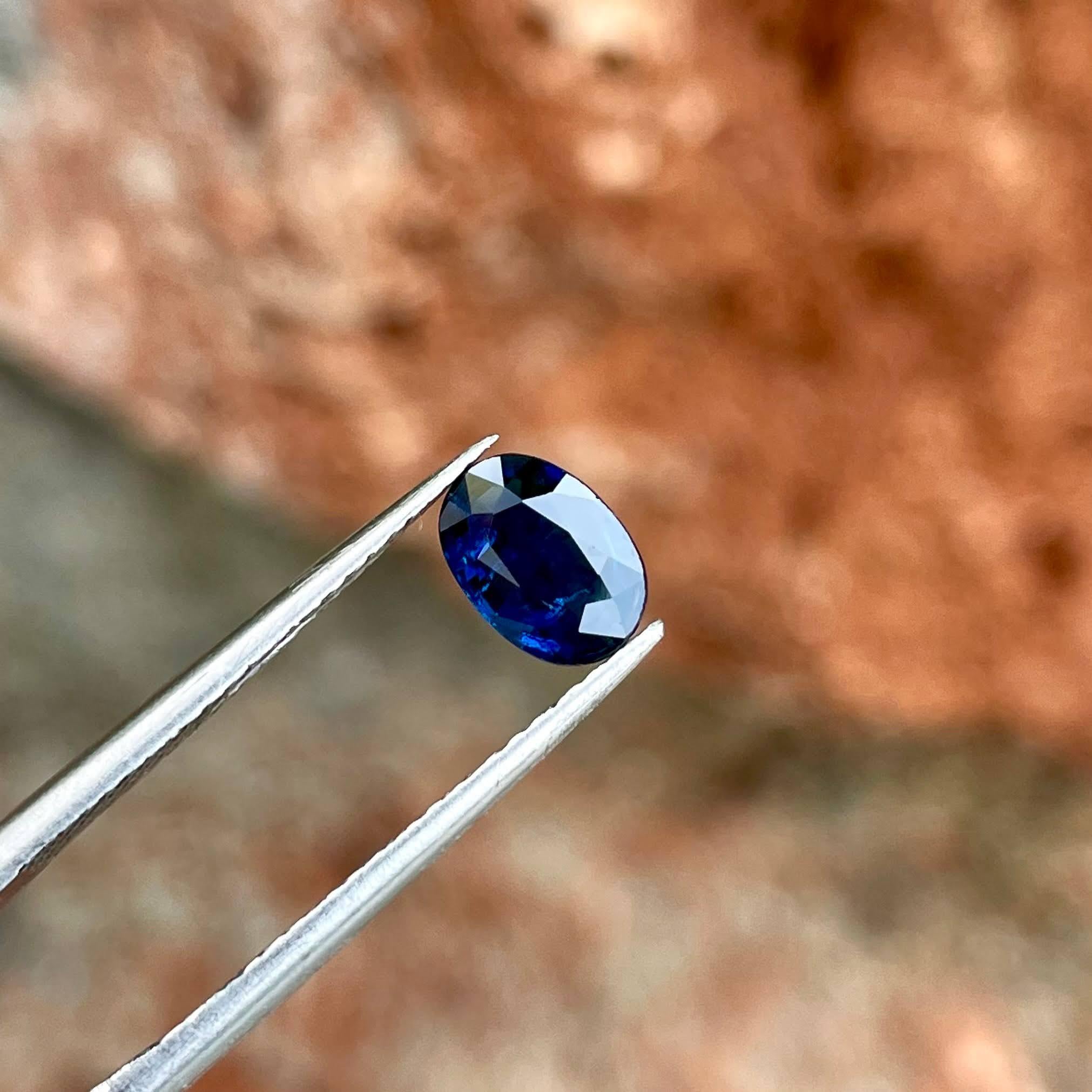 0.85 Carats Deep Blue Loose Sapphire Stone Oval Cut Madagascar's Gemstone In New Condition For Sale In Bangkok, TH