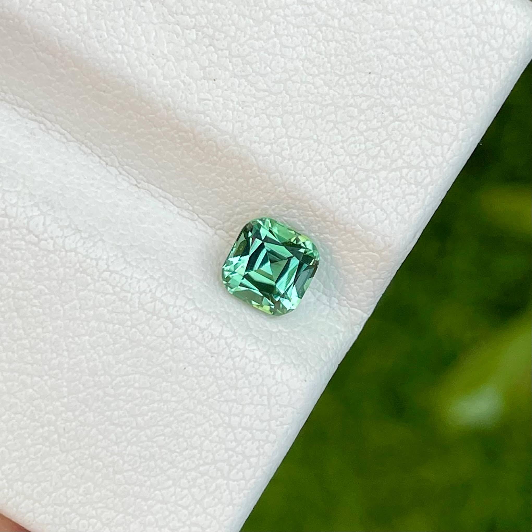 0.85 carati di tormalina verde menta sciolta, taglio a cuscino, pietra preziosa afgana In condizioni Nuovo in vendita a Bangkok, TH