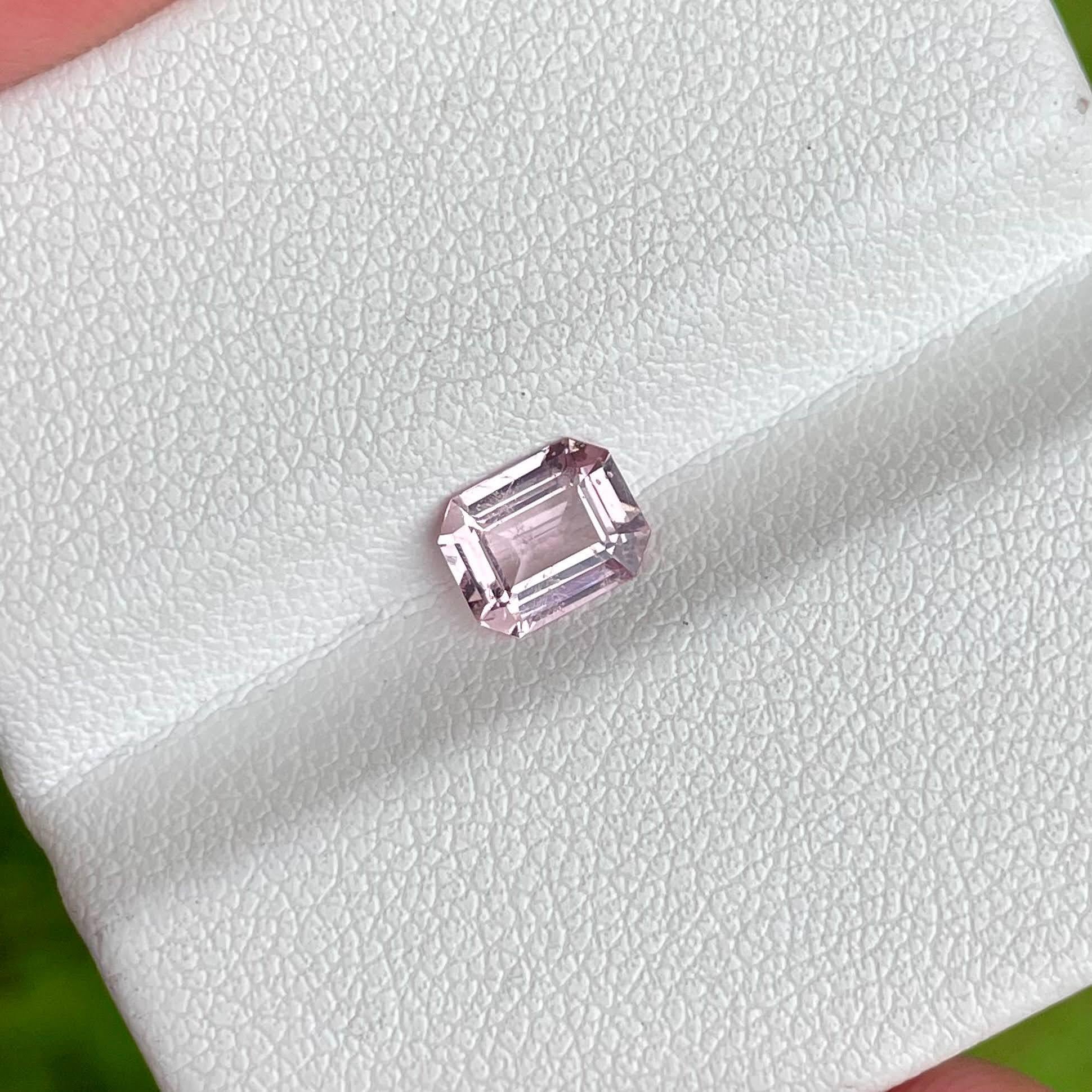 Peso 0,85 carati 
Dimensioni 4,6x5,1x3,0 mm
Trattamento nessuno 
Origine Tagikistan 
Chiarezza VS
Forma ottagonale 
Taglio smeraldo 



Questa splendida gemma di Spinello Rosa da 0,85 carati presenta un elegante taglio a smeraldo, noto per le sue