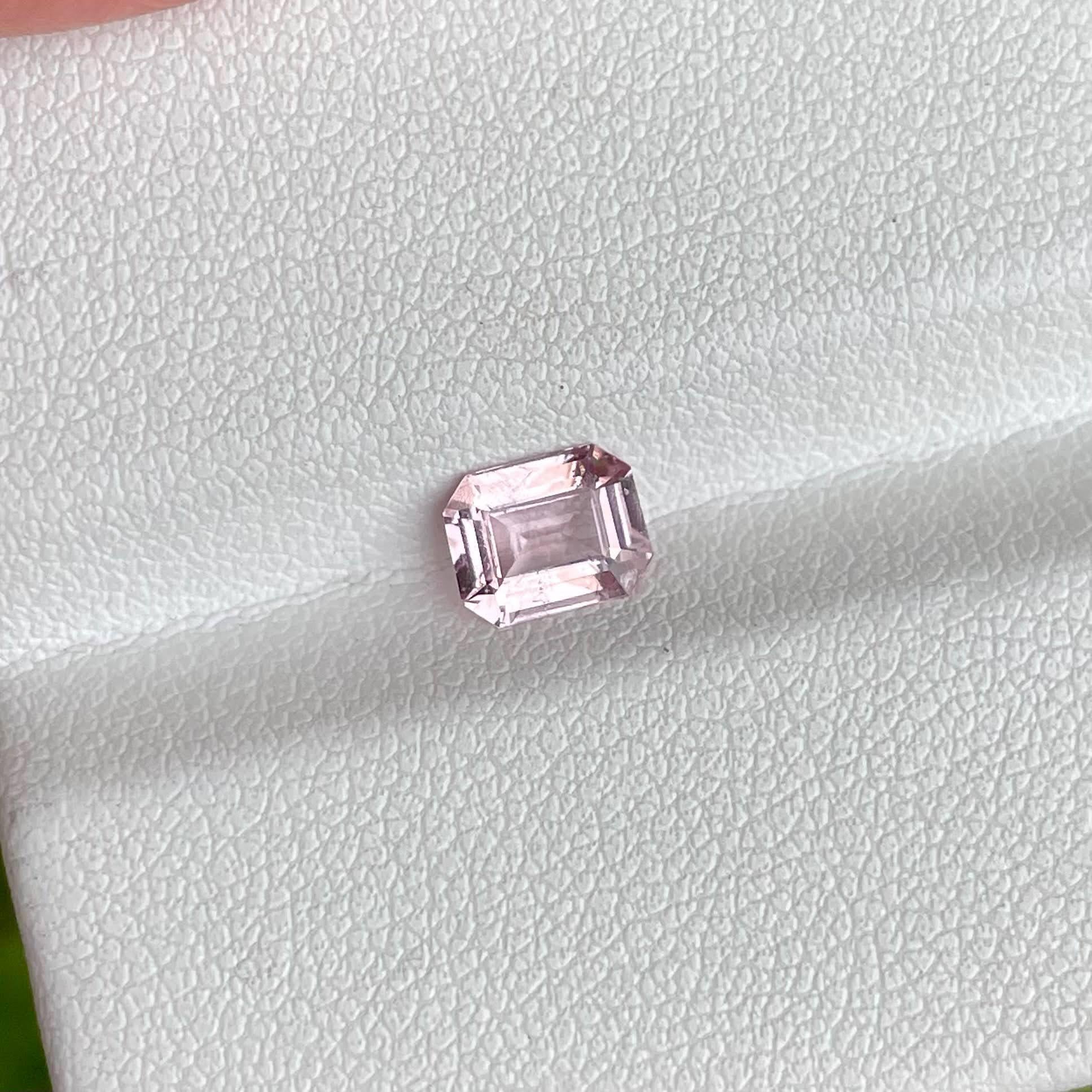 Moderno 0.85 Carati Spinello Rosa Taglio Smeraldo Gemma Naturale Dal Tagikistan in vendita