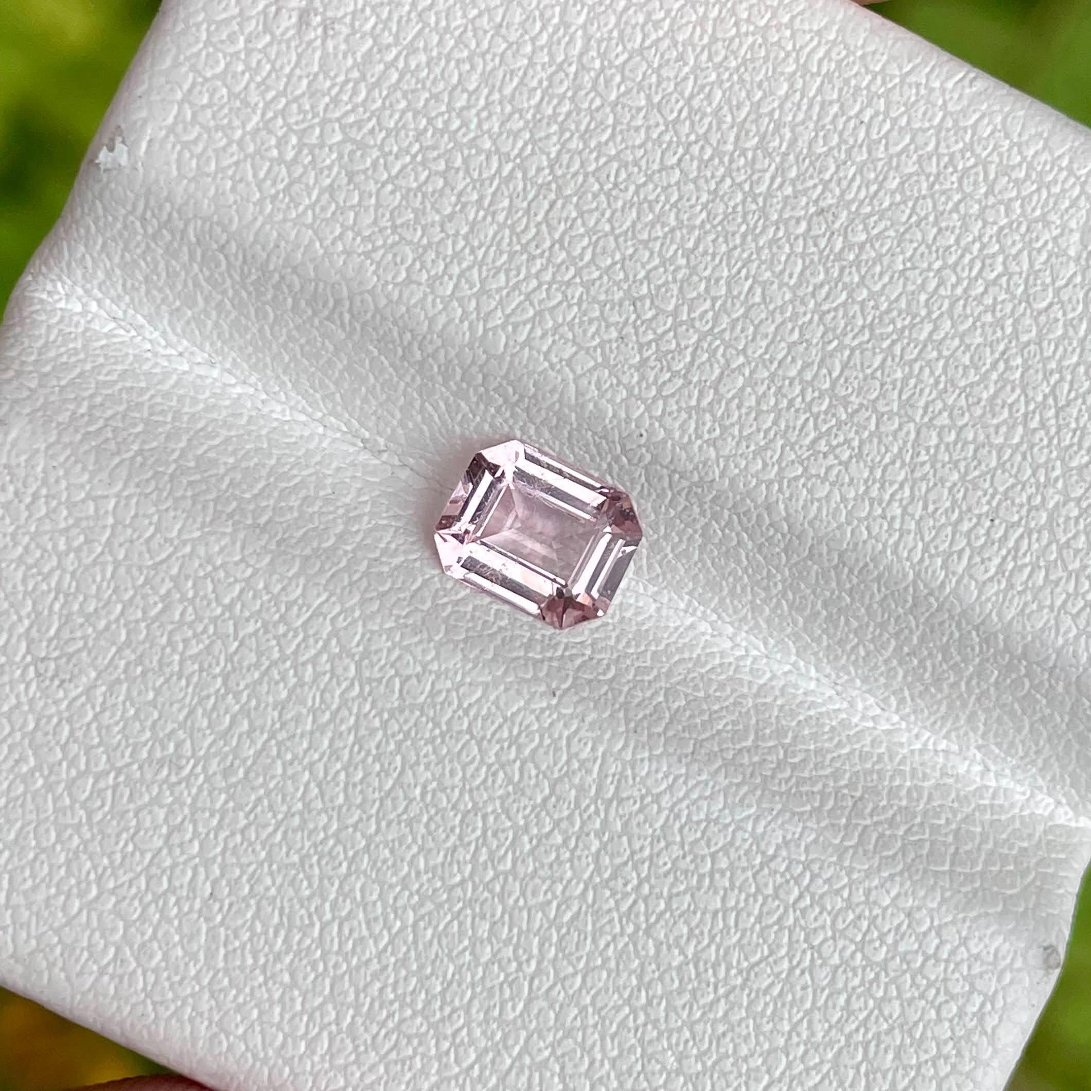 Taglio smeraldo 0.85 Carati Spinello Rosa Taglio Smeraldo Gemma Naturale Dal Tagikistan in vendita