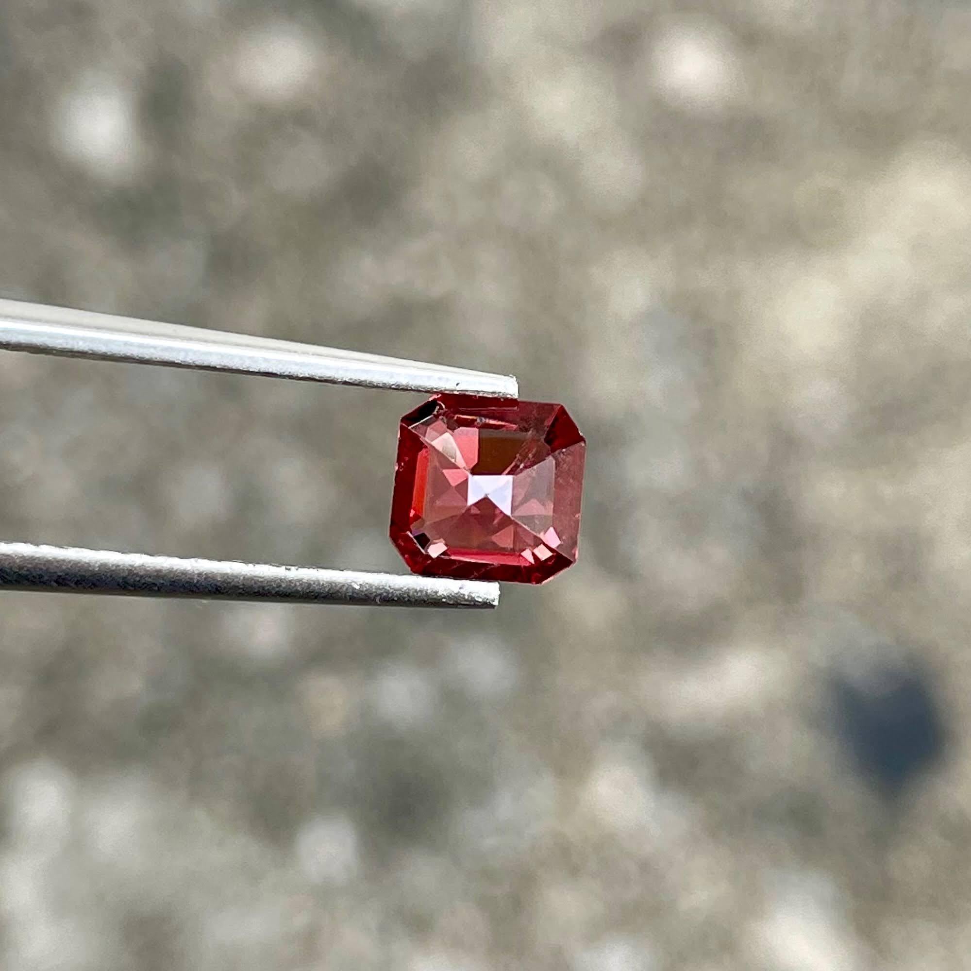 Gewicht 0,85 Karat 
Abmessungen 5,7x5,5x2,8 mm
Behandlung keine 
Herkunft Birma 
Klarheit SI
Form Achteck 
Smaragd schneiden 



Dieser 0,85 Karat schwere rote Spinell ist eine atemberaubende natürliche Schönheit, die die außergewöhnlichen