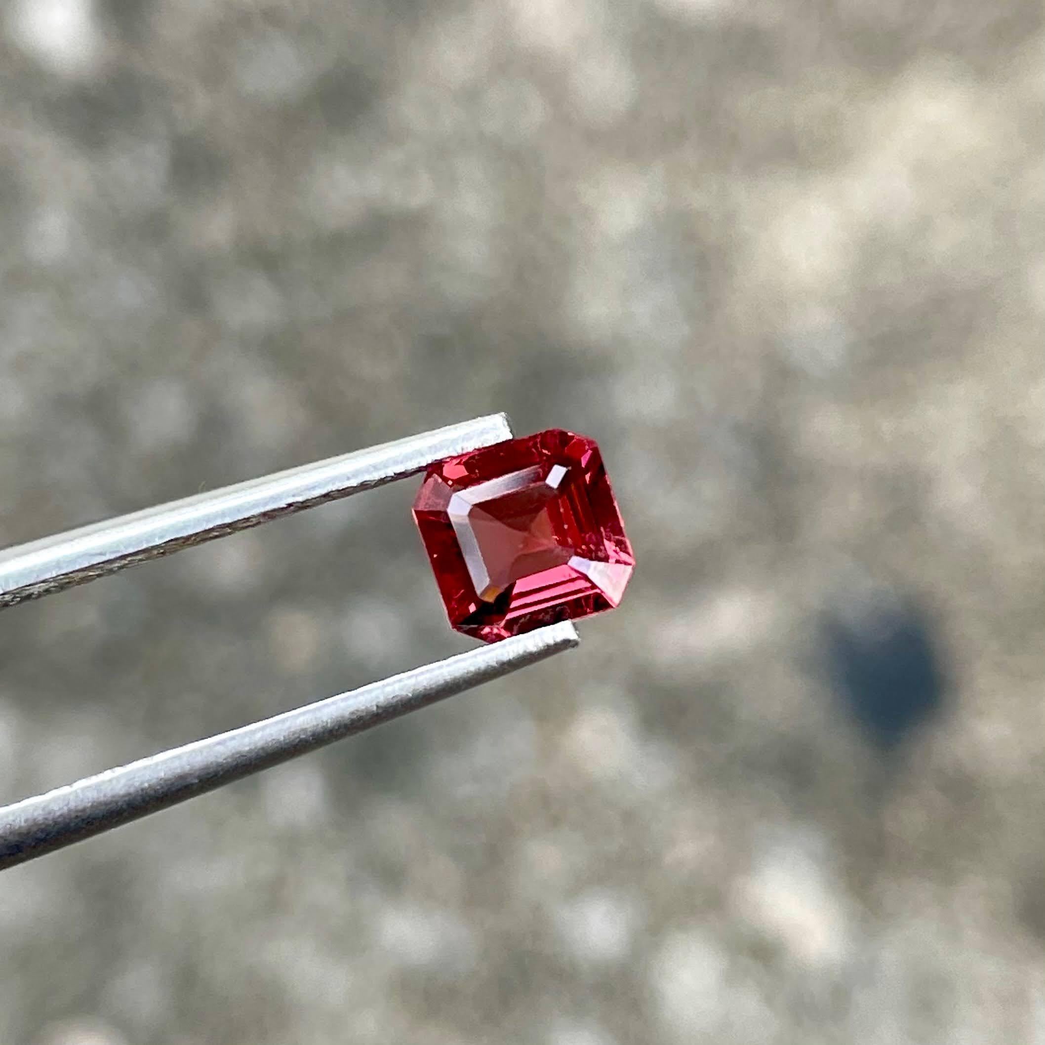 0,85 Karat Roter Spinell Stein Smaragdschliff Natürlicher Edelstein aus Birma (Moderne)