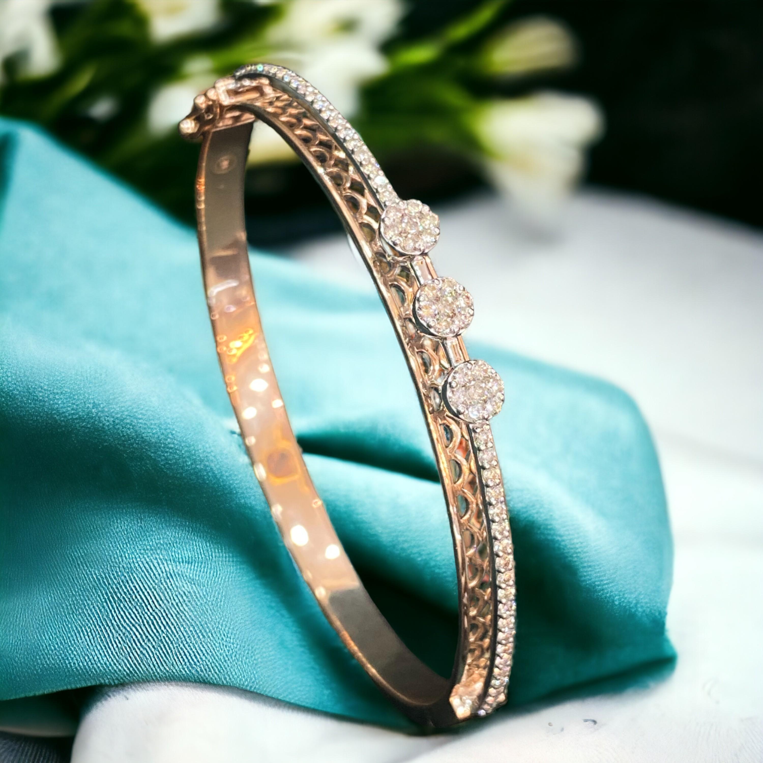 Contemporary 0.85 Cts F/VS1 Round Brilliant Cut Diamonds Statement Bracelet 14K Two-Tone Gold For Sale