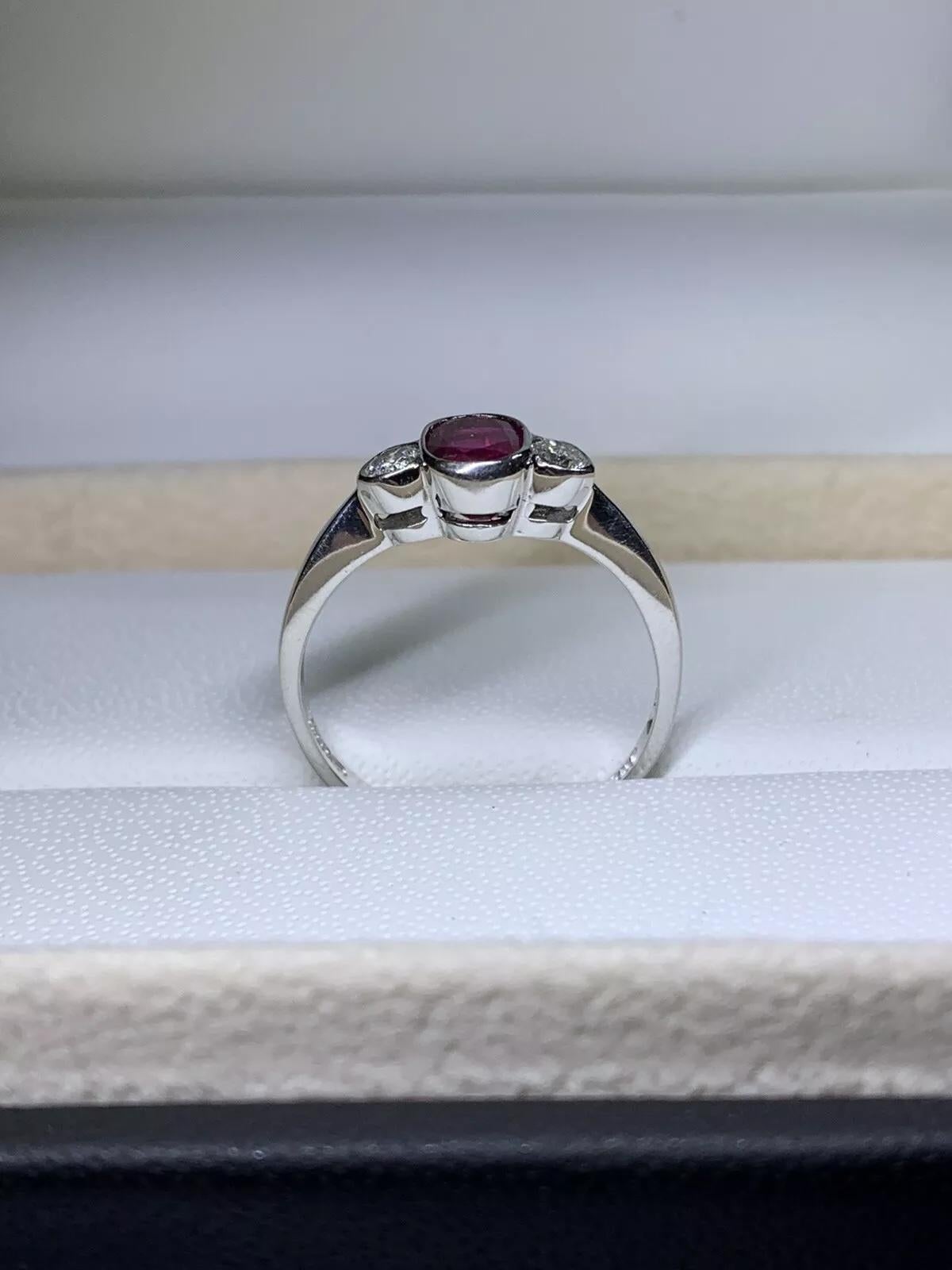 Taglio ovale Anello di fidanzamento con diamante da 0,85 rubini in oro bianco 9ct. in vendita