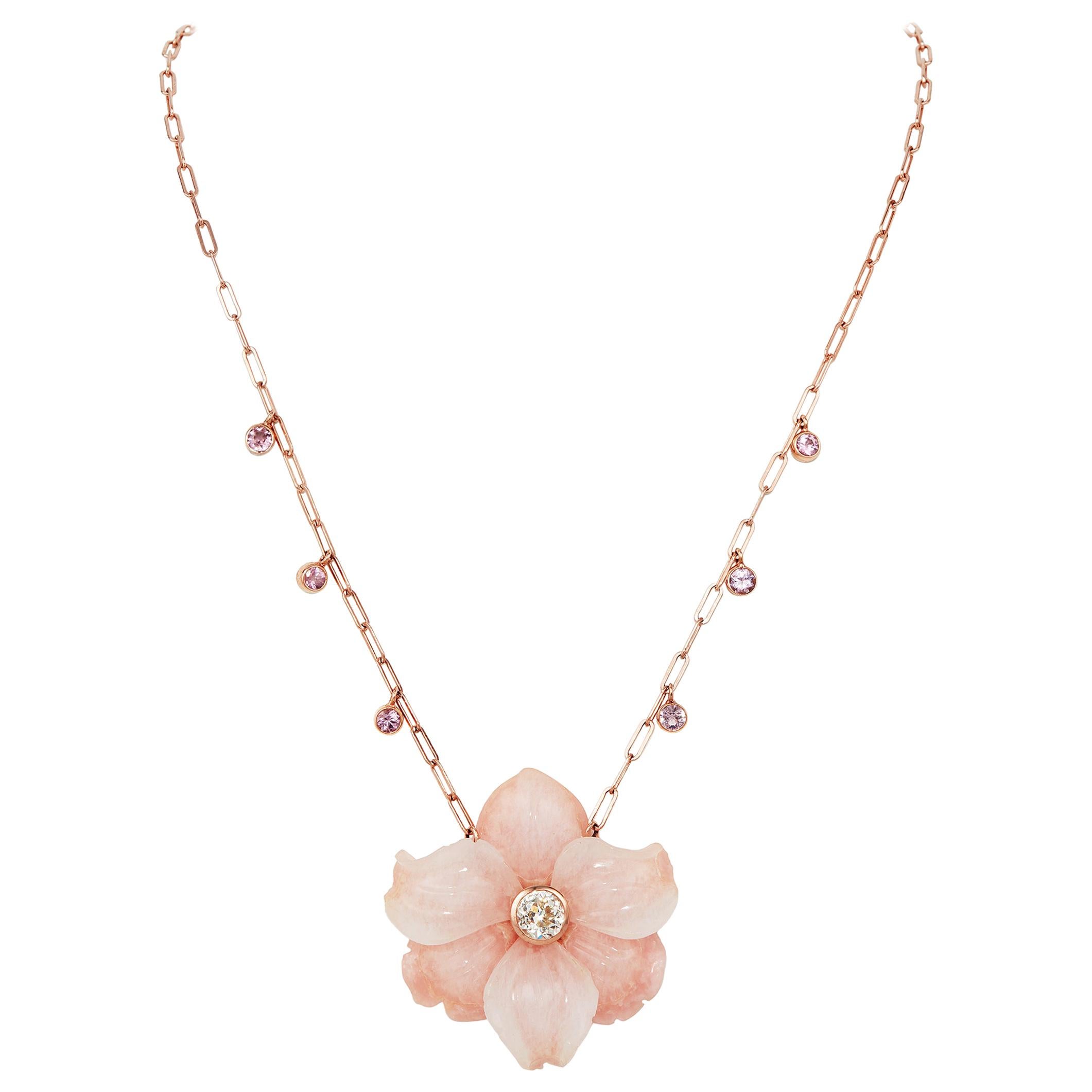 Collier fleur en calcite rose sculpté avec spinelle rose, diamant rond de 0,855 carat  en vente