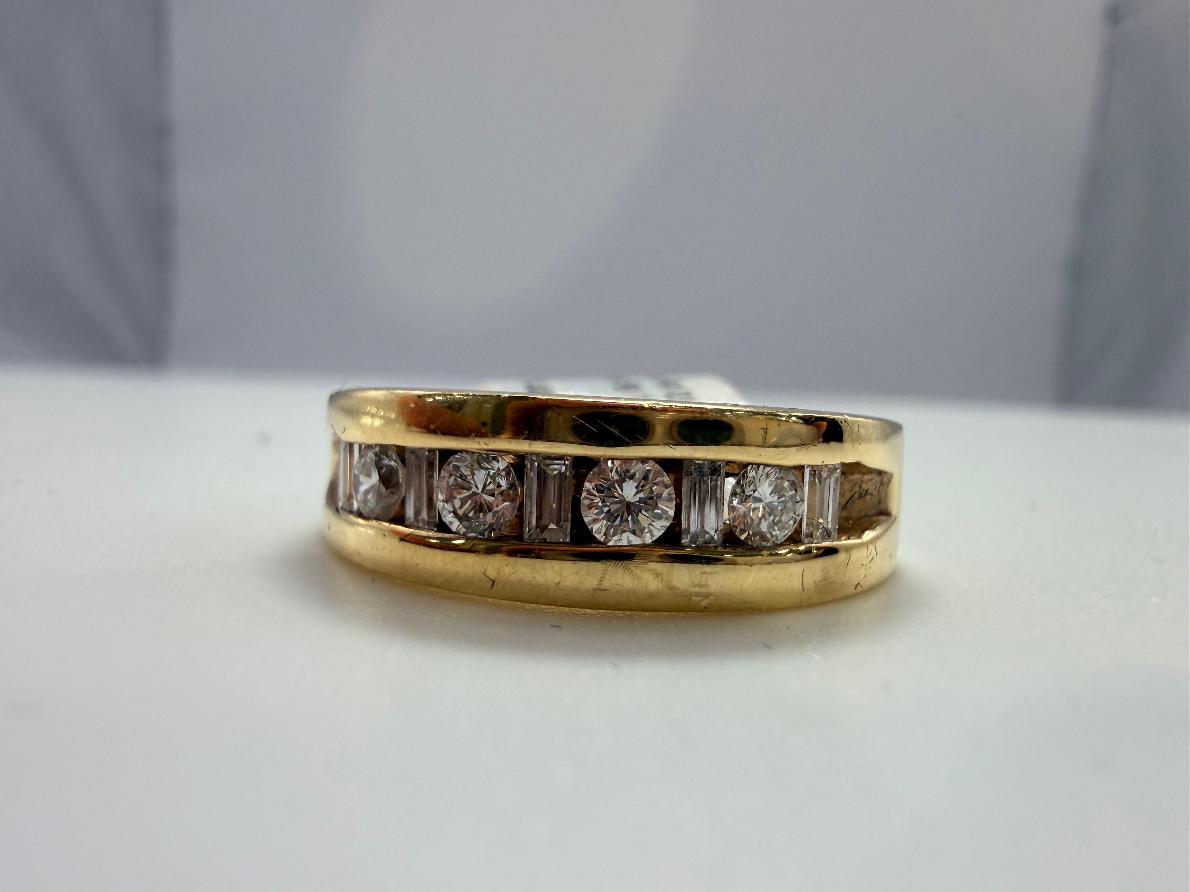 Stupenda fede nuziale semplice ed elegante con diamanti a baguette e rotondi in oro 14KT; i diamanti hanno una purezza VS-SI e colori G-H.

**Tutti gli oggetti lasciano la nostra sede con un certificato a nome dell'acquirente, politica aziendale!