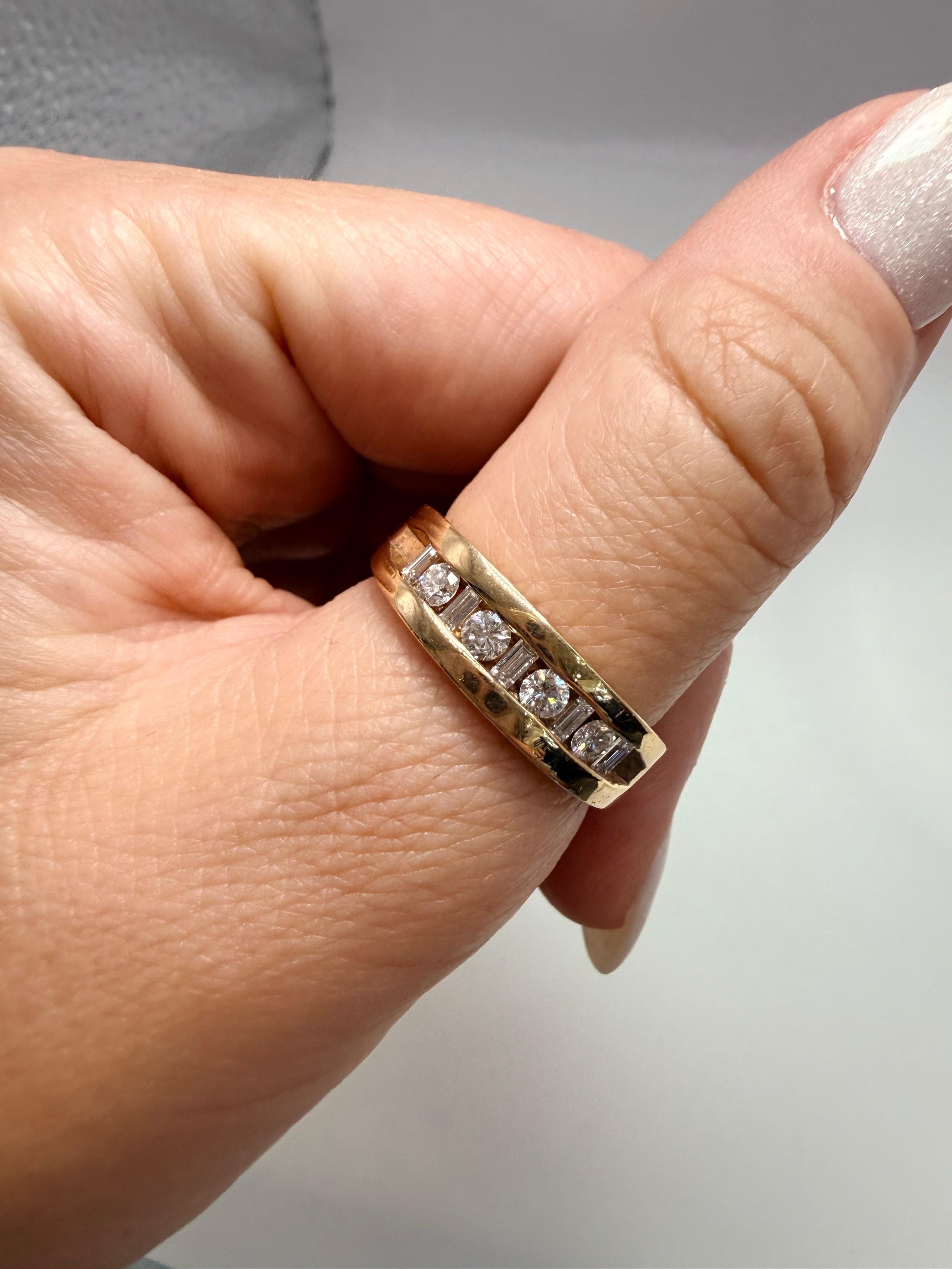 Taglio baguette Fede nuziale con diamanti da 0,85 carati in oro 14KT in vendita