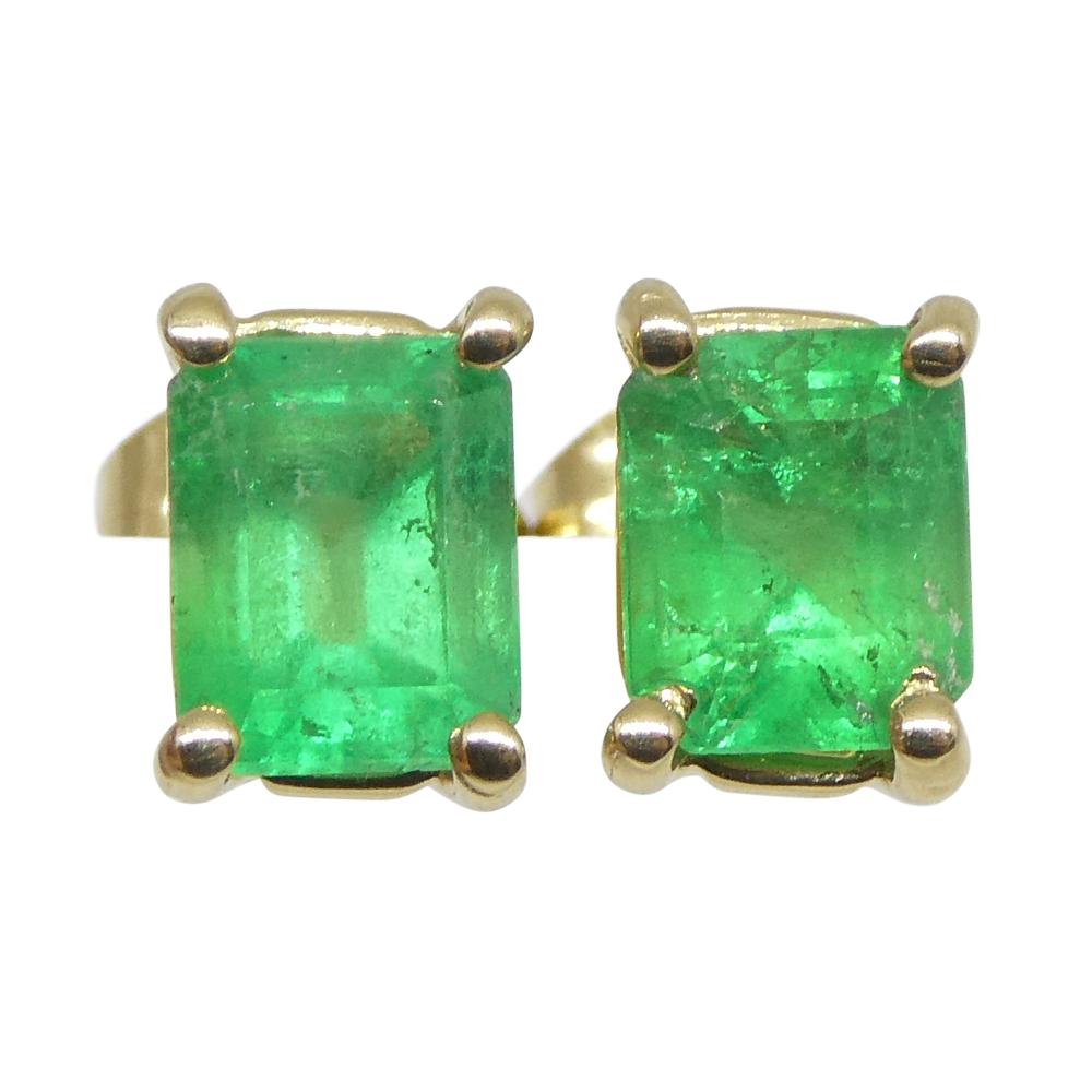 Taille émeraude 0.85ct Emerald Cut Green Colombian Emerald Stud Ears set in 14k Yellow Gold en vente
