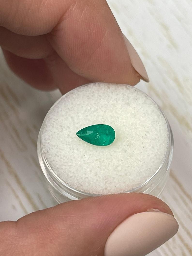 A. Stone: Smeraldo
Peso: 0,85 carati
Forma: Taglio a pera
Chiarezza: Semi-trasparente
Lucentezza: Molto buono
Colore: Verde medio scuro
Misure: 8,42 mm x 4,63 mm x 4,10 mm
Origine geografica: Colombia
Trattamento: Naturale, oliatura

Commenti: A