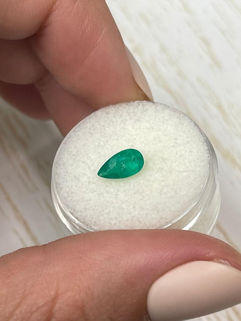 Moderno Smeraldo colombiano verde scuro medio da 0,85 carati - pietra di maggio a goccia con taglio a pera in vendita