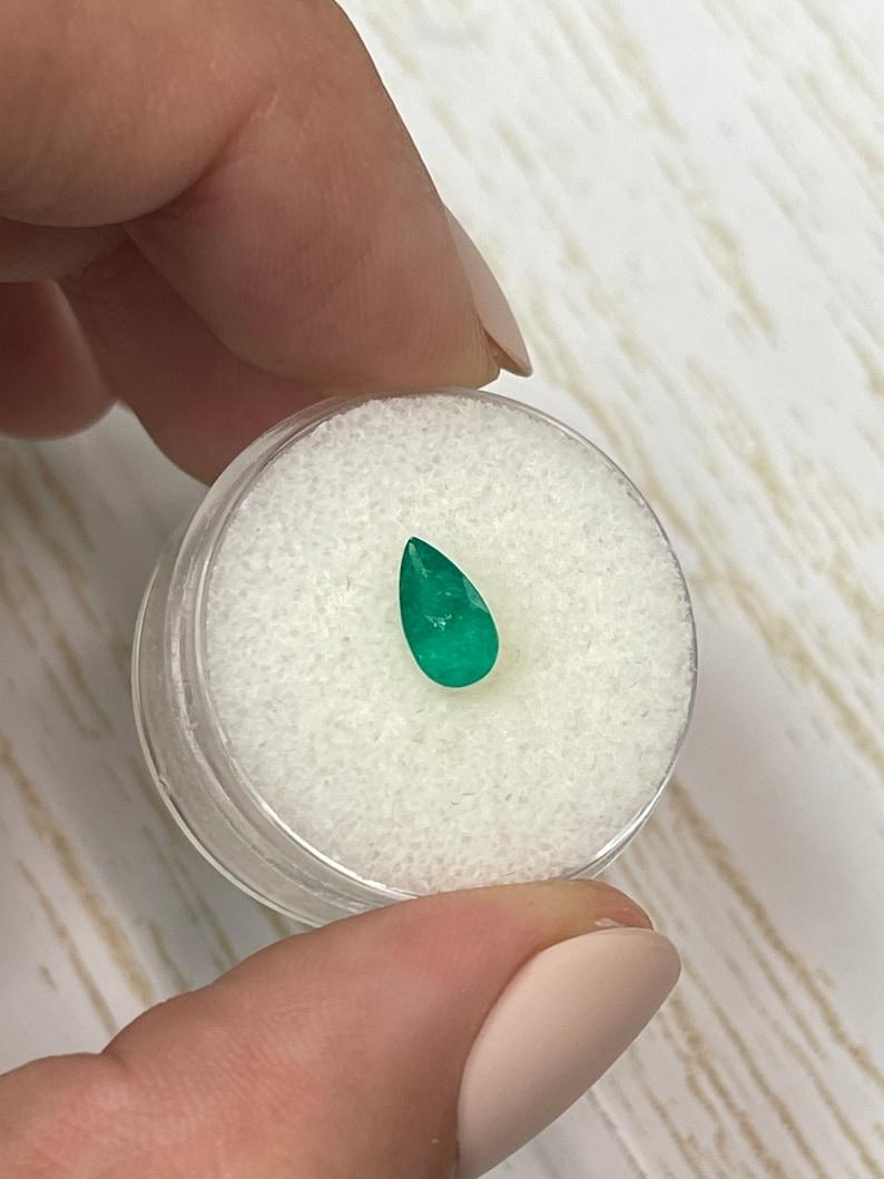 Taglio a goccia Smeraldo colombiano verde scuro medio da 0,85 carati - pietra di maggio a goccia con taglio a pera in vendita