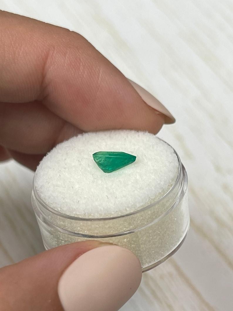 Smeraldo colombiano verde scuro medio da 0,85 carati - pietra di maggio a goccia con taglio a pera In condizioni Nuovo in vendita a Jupiter, FL