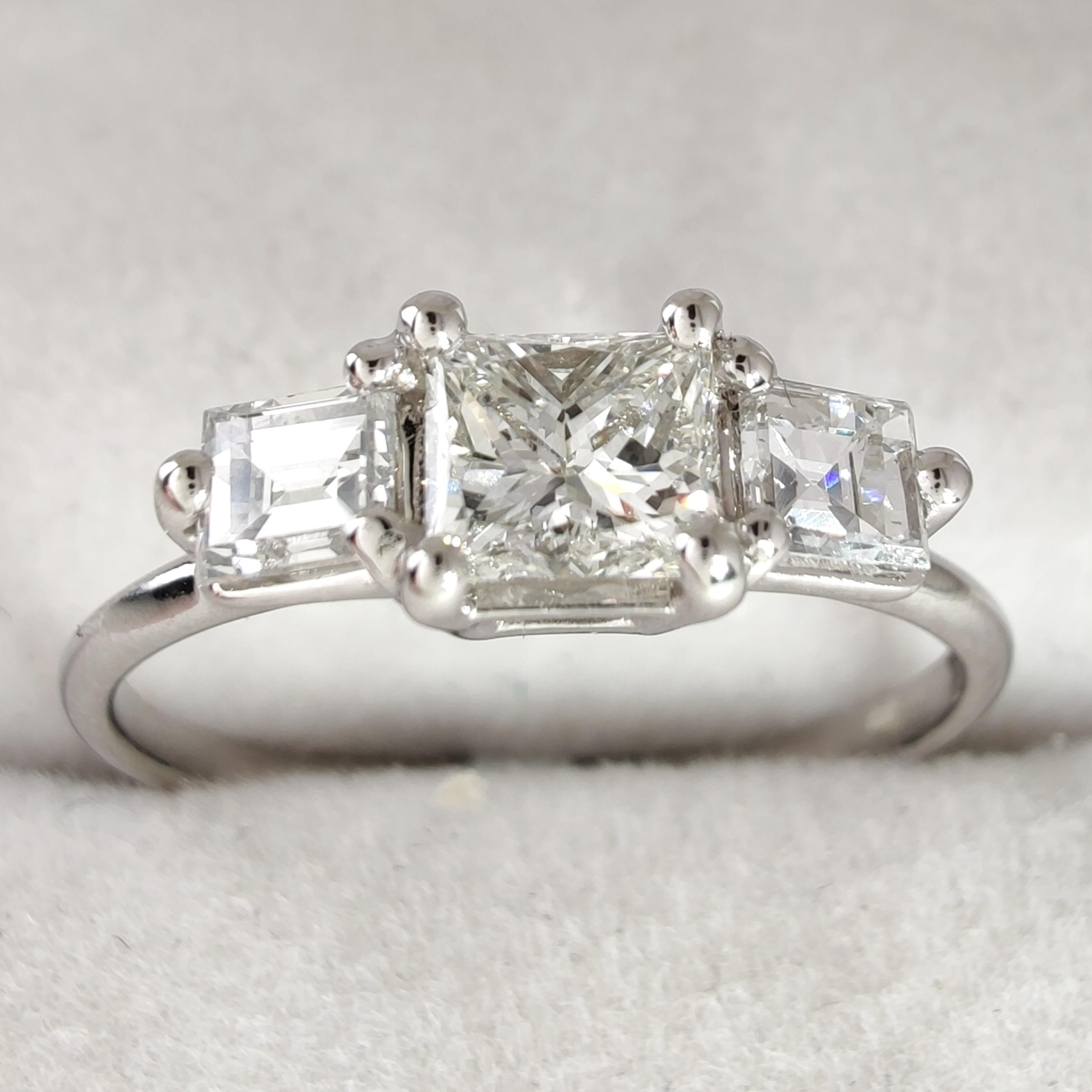 SIZA: US 6:75 -   Ohne zusätzliche Kosten anpassbar
Dieser elegante Dreistein-Diamantring für Frauen ist aus massivem 18-karätigem Weißgold gefertigt und vereint zwei klassische Schliffe in perfekter Harmonie. Der zentrale Diamant ist ein 0,55ct