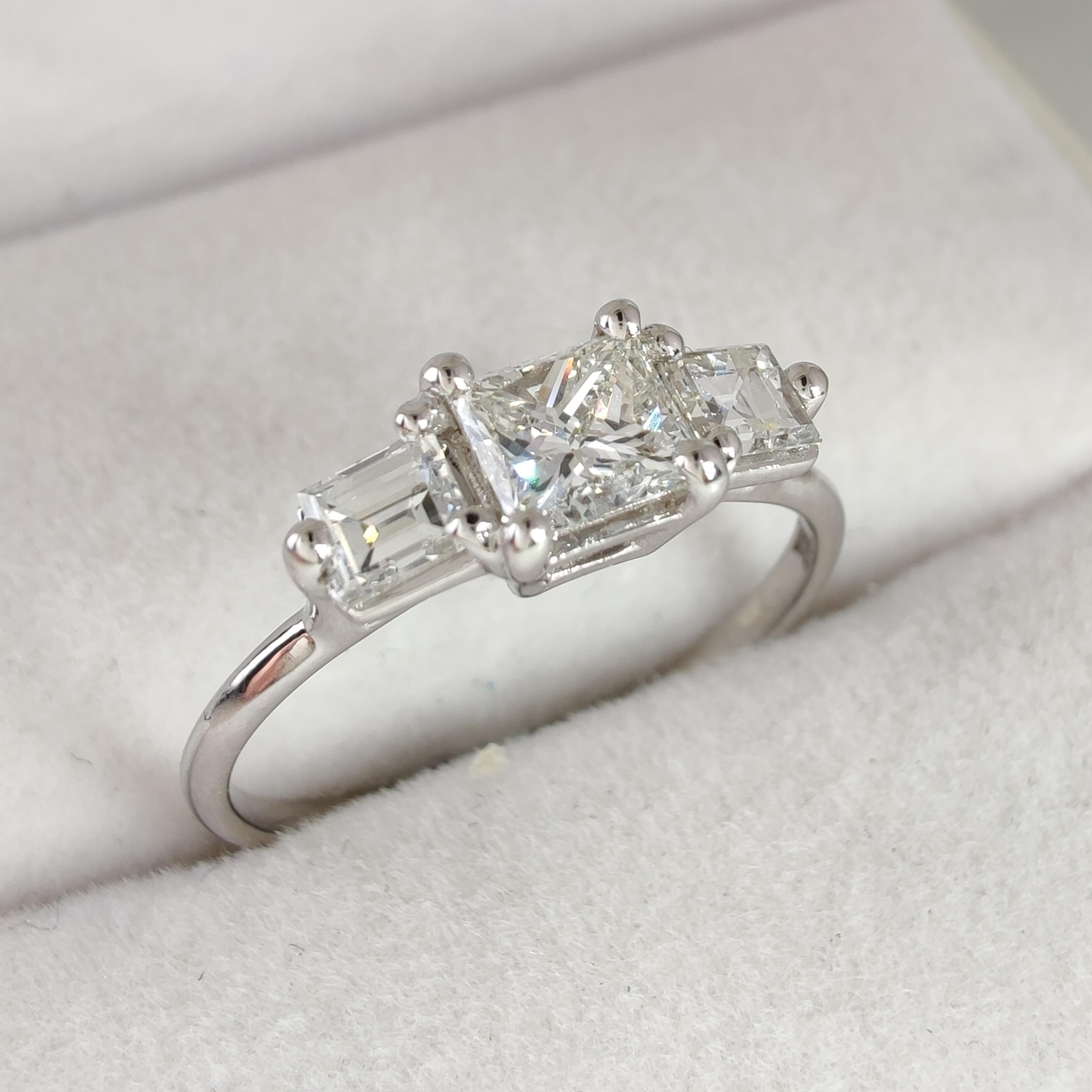 0,85ct natürlicher Diamant-Dreistein-Ring  18 Karat Weißgold-Princess-Square-Square- Stufenschliff (Zeitgenössisch) im Angebot