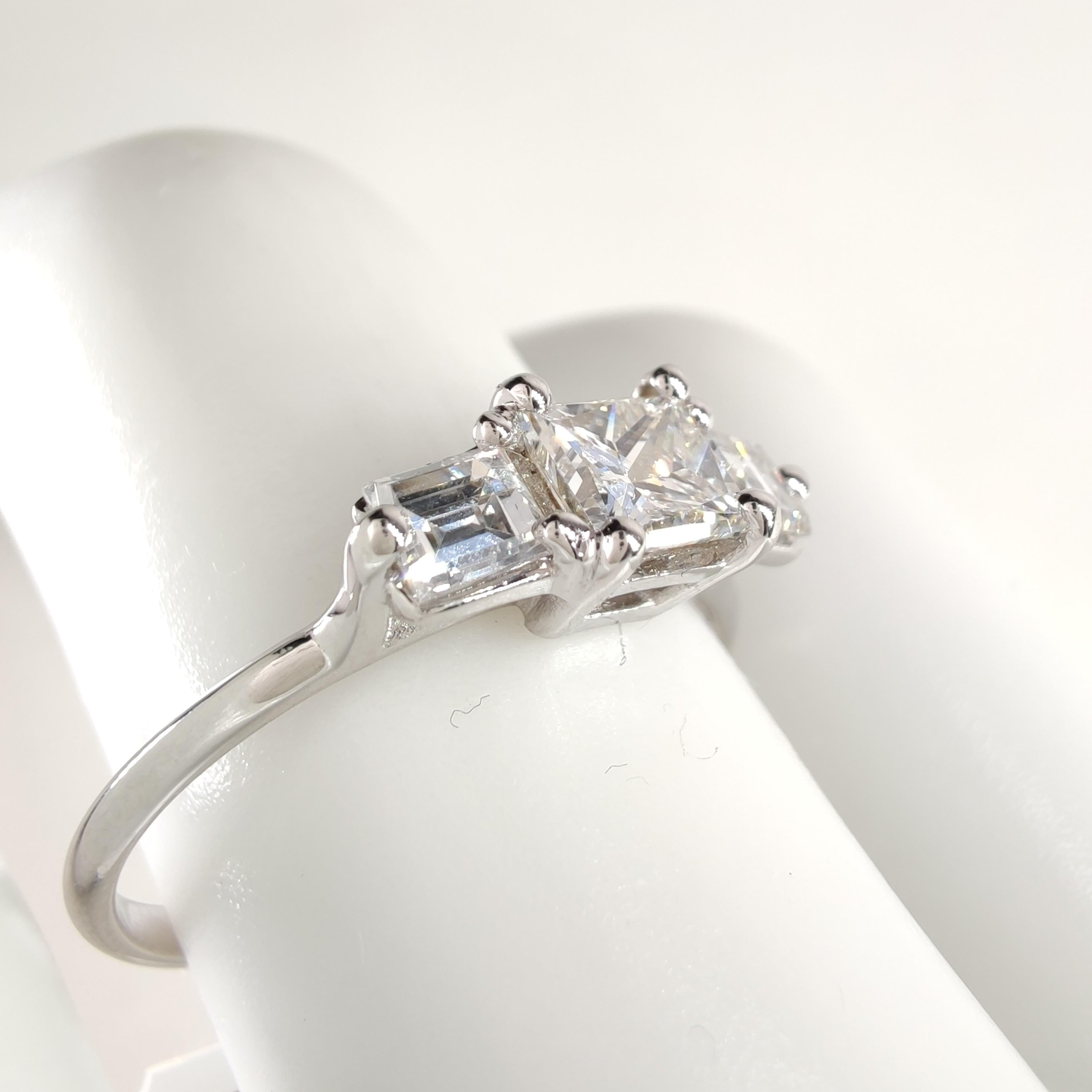 0,85ct natürlicher Diamant-Dreistein-Ring  18 Karat Weißgold-Princess-Square-Square- Stufenschliff Damen im Angebot