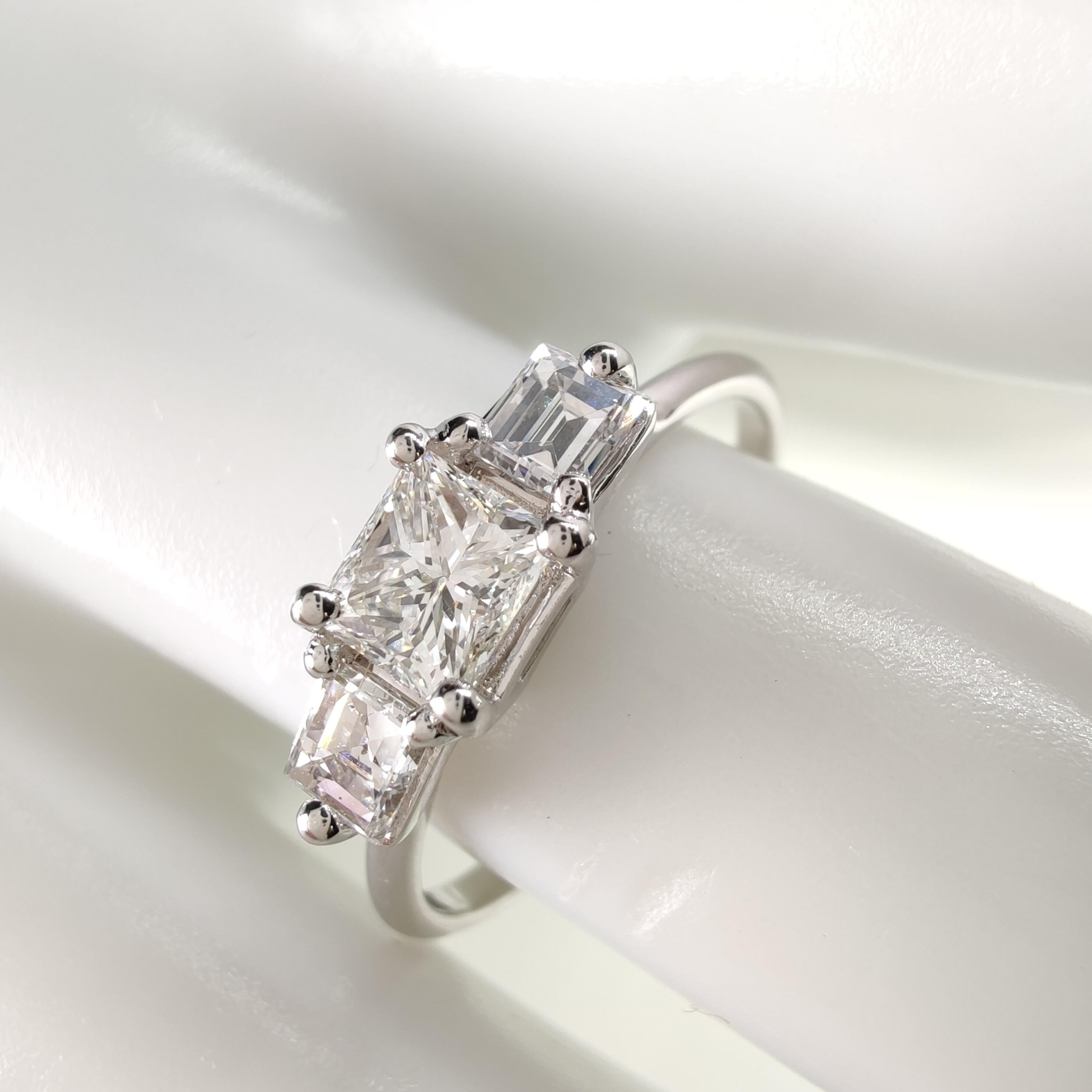 0,85ct natürlicher Diamant-Dreistein-Ring  18 Karat Weißgold-Princess-Square-Square- Stufenschliff im Angebot 1