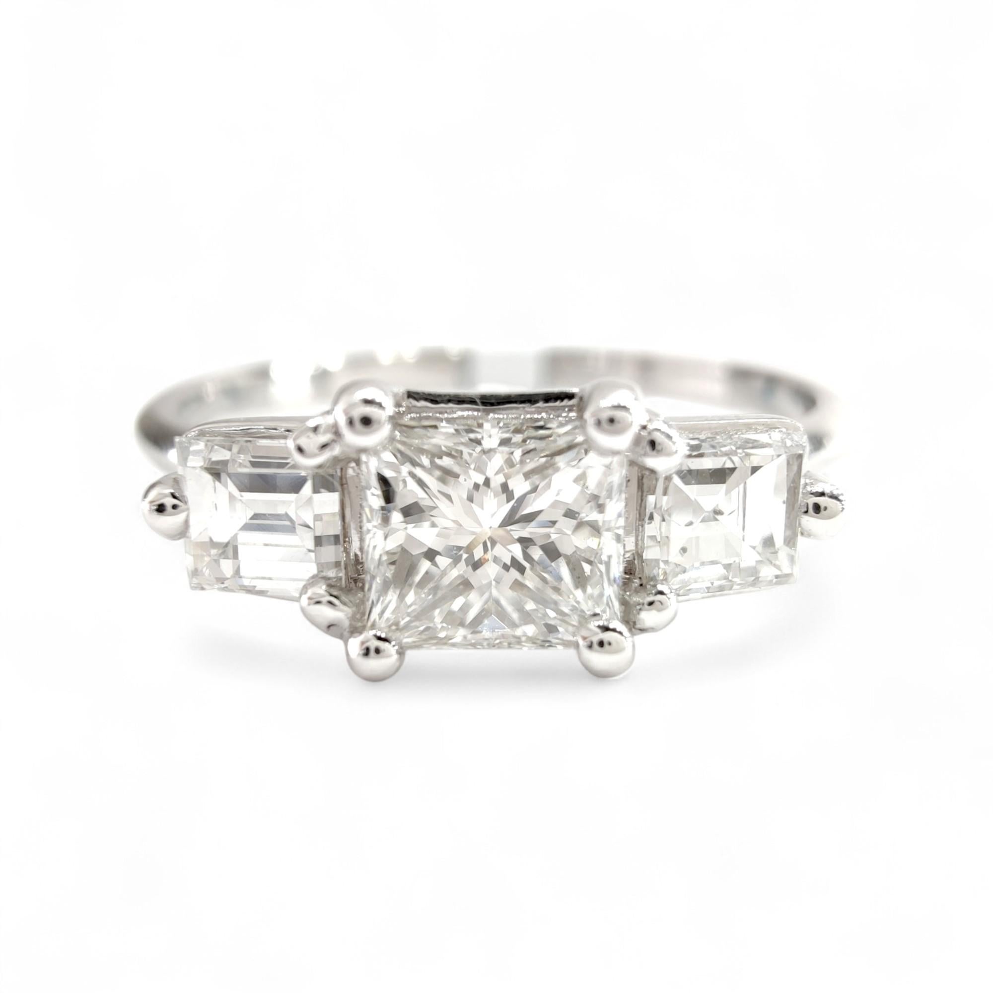0,85ct natürlicher Diamant-Dreistein-Ring  18 Karat Weißgold-Princess-Square-Square- Stufenschliff im Angebot 2