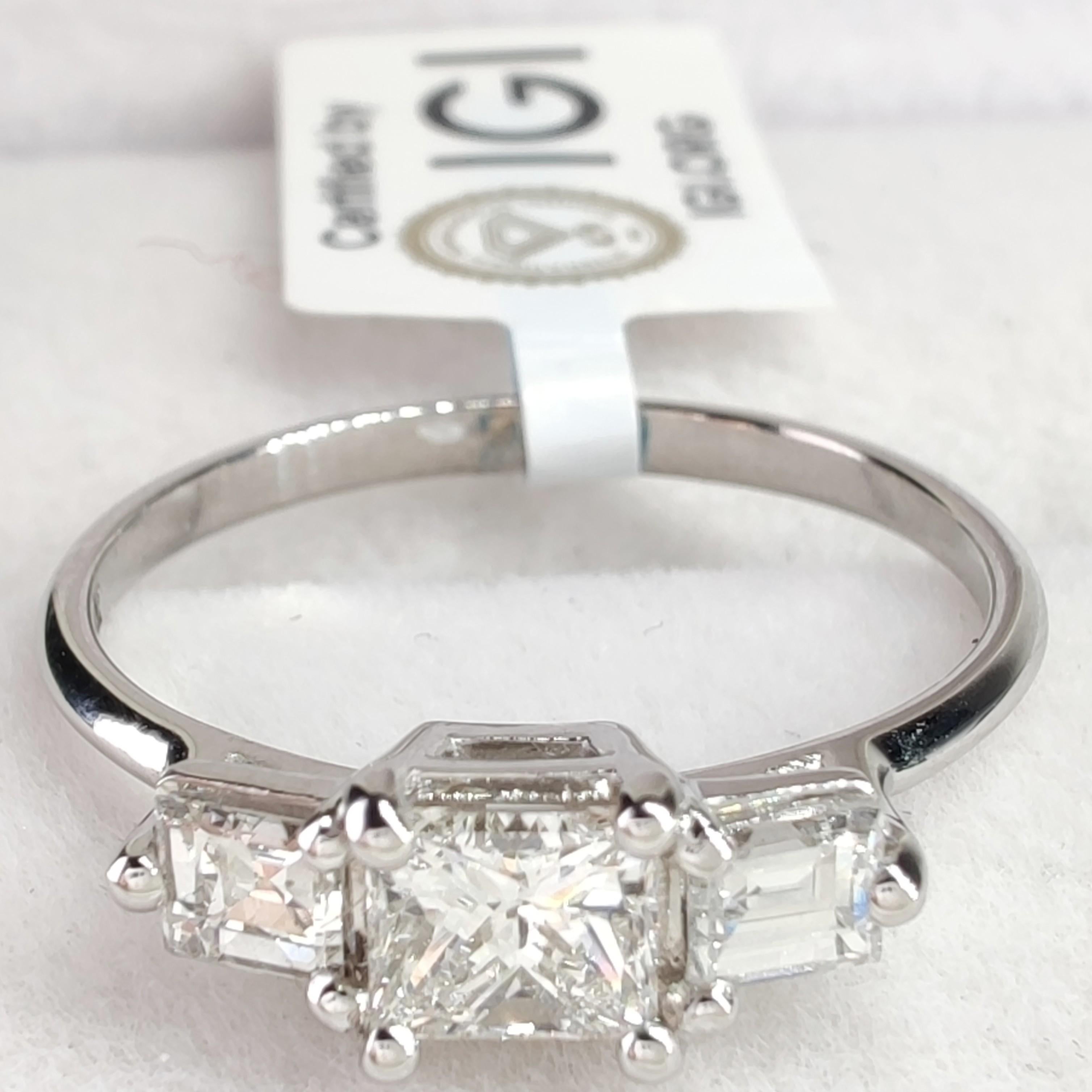 0,85ct natürlicher Diamant-Dreistein-Ring  18 Karat Weißgold-Princess-Square-Square- Stufenschliff im Angebot 3