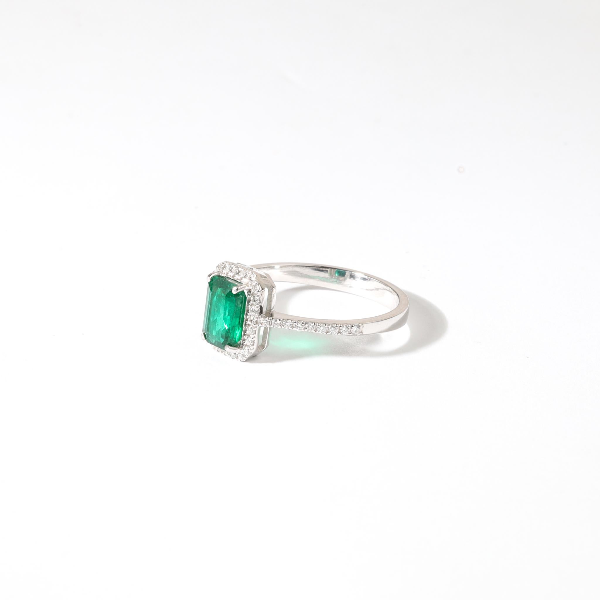 💎 Description du produit :
Sophistiquée et intemporelle, cette bague de fiançailles Halo est ornée d'une remarquable émeraude naturelle d'environ 0,85ct, admirée pour sa teinte verte luxuriante et sa brillance raffinée en taille étagée. La pièce