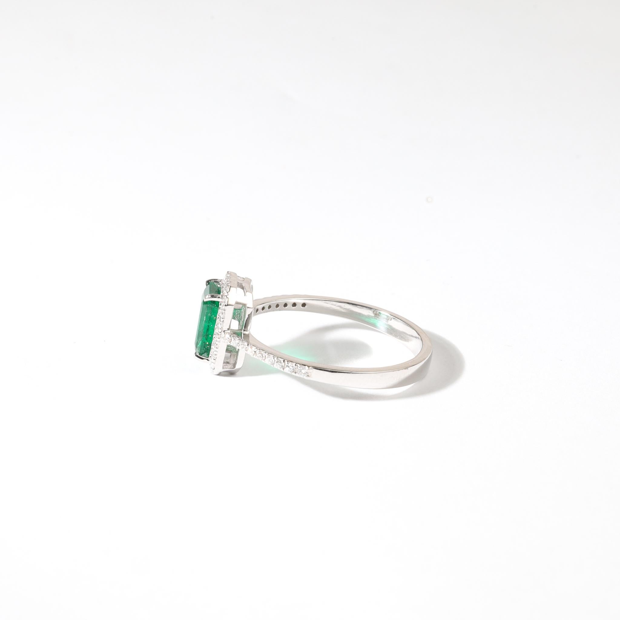 Art déco Bague de fiançailles demi-éternité halo en or 18 carats avec émeraude naturelle et diamant de 0,85ct en vente