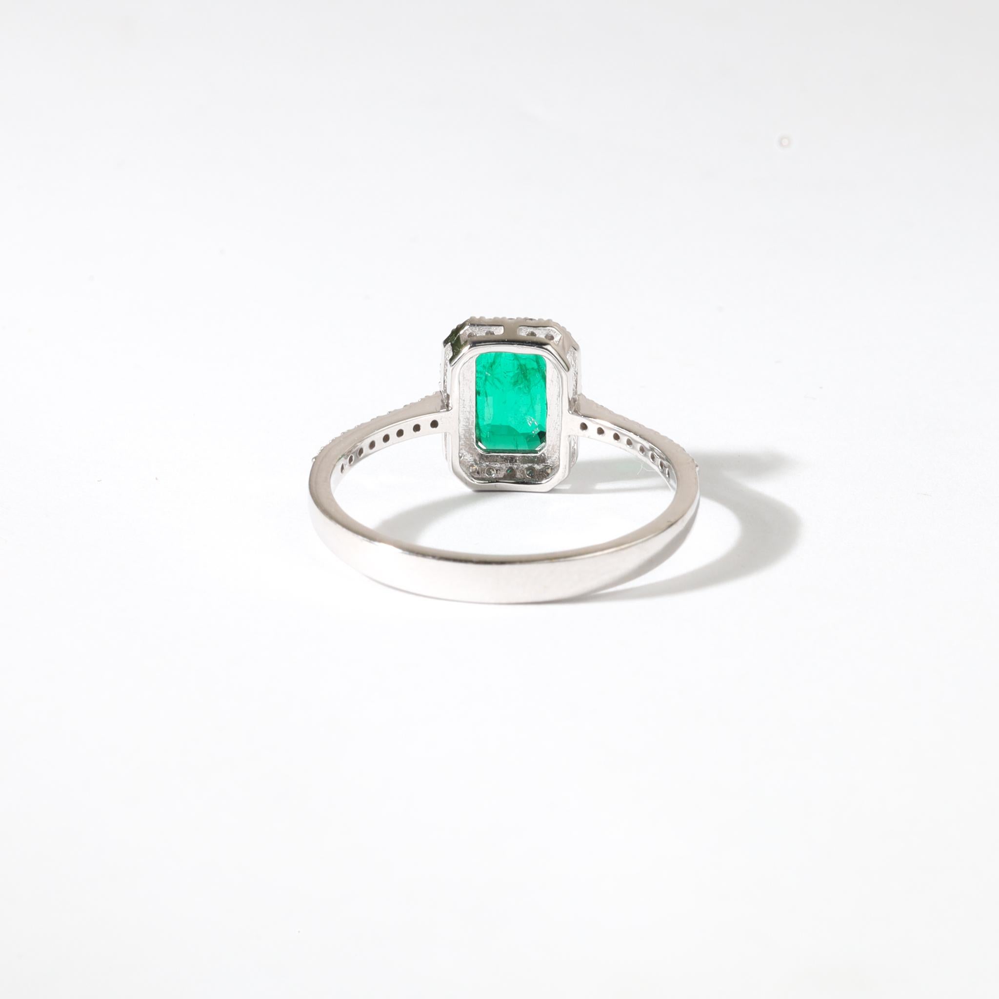 Taille émeraude Bague de fiançailles demi-éternité halo en or 18 carats avec émeraude naturelle et diamant de 0,85ct en vente