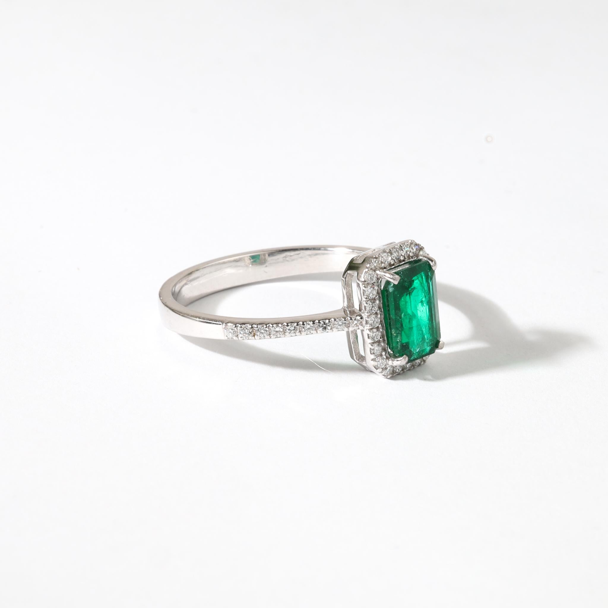 Bague de fiançailles demi-éternité halo en or 18 carats avec émeraude naturelle et diamant de 0,85ct Neuf - En vente à Jaipur, RJ