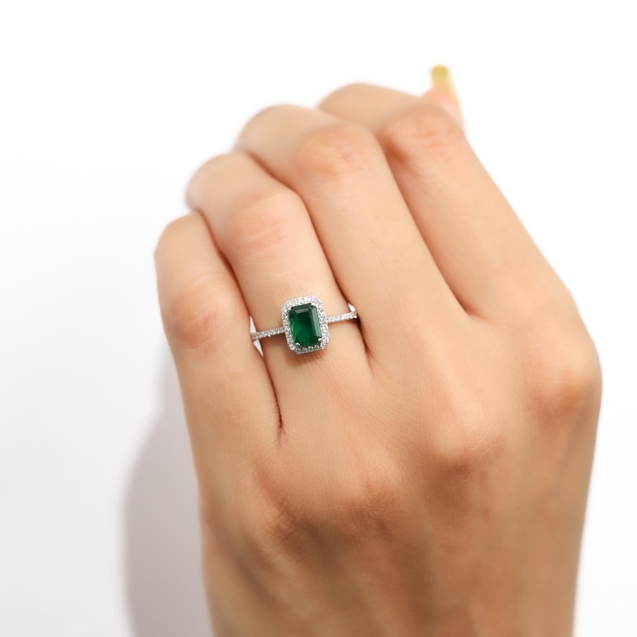 Bague de fiançailles demi-éternité halo en or 18 carats avec émeraude naturelle et diamant de 0,85ct Pour femmes en vente